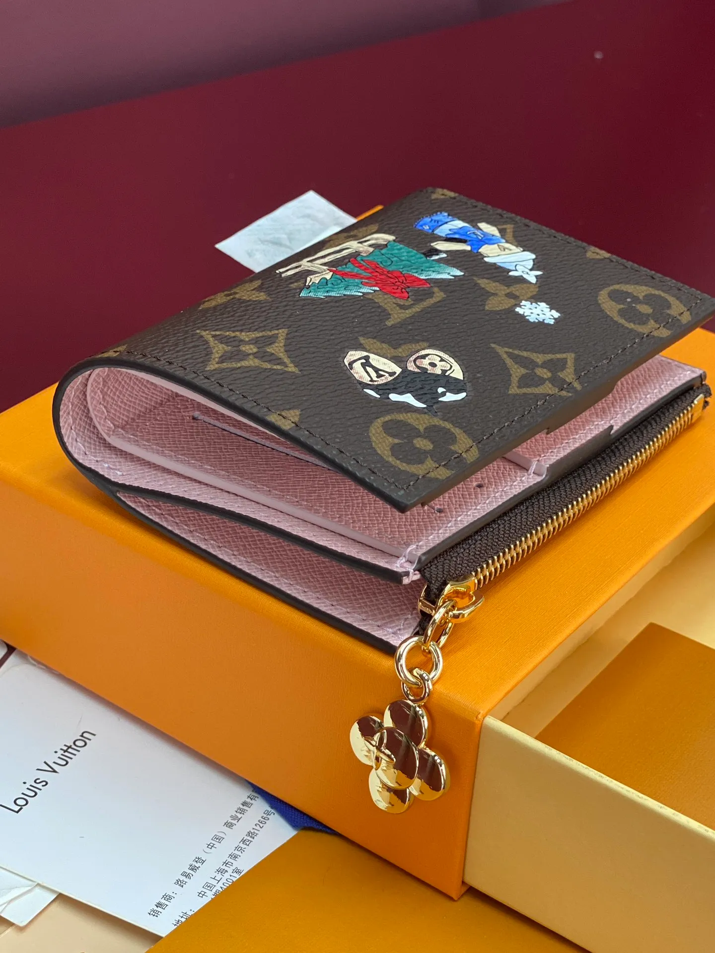 M15334 Christmas model! (High quality⚠️) LISA wallet, this Lisa wallet comes from the Vivienne Wintery Travel series, inviting the brand mascot Vivienne to transform into a fun zipper puller. Lined in signature Monogram canvas and leather, interior features multiple pockets and card slots.  11.5 x 1.5 x 9 cm (H x W x Length 💰420