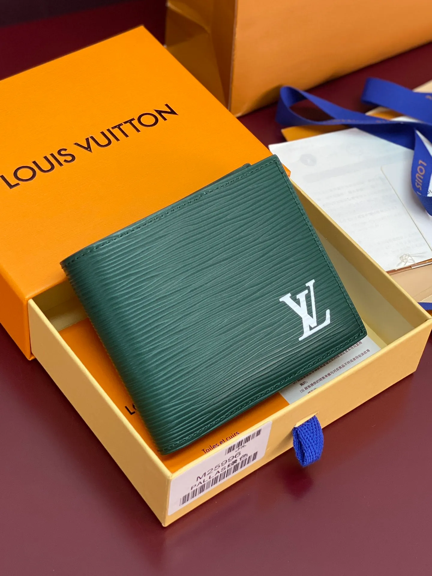M25996 green! 🐸 This wallet is very modern and elegant, made of soft Epi leather, extremely functional and easy to carry, and can be easily stored in a back pocket or handbag. 11x9x2cm. 💰380