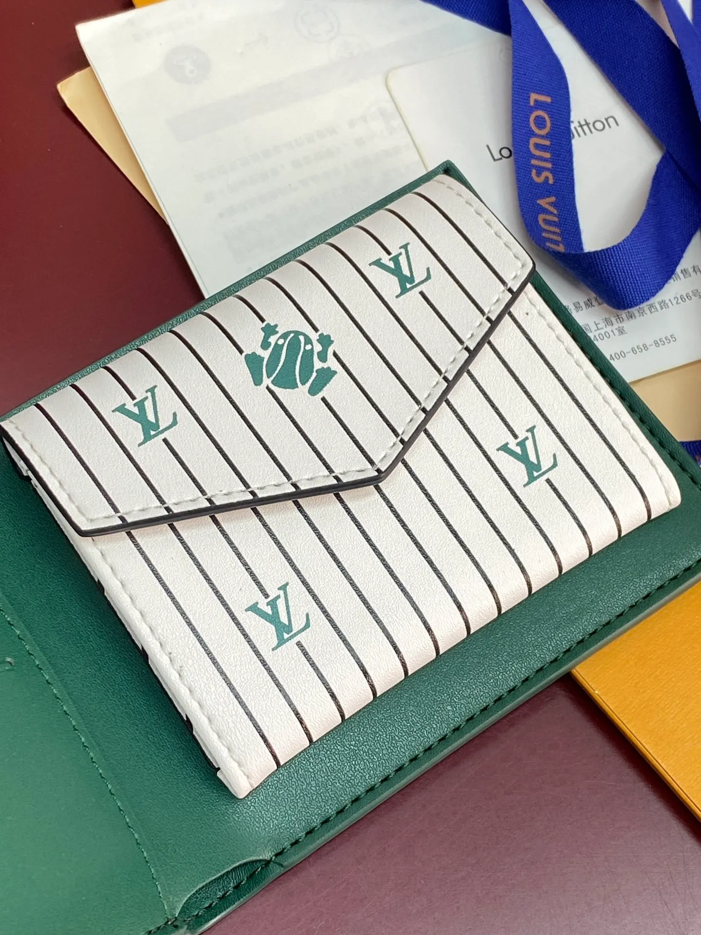 M25996 green! 🐸 This wallet is very modern and elegant, made of soft Epi leather, extremely functional and easy to carry, and can be easily stored in a back pocket or handbag. 11x9x2cm. 💰380