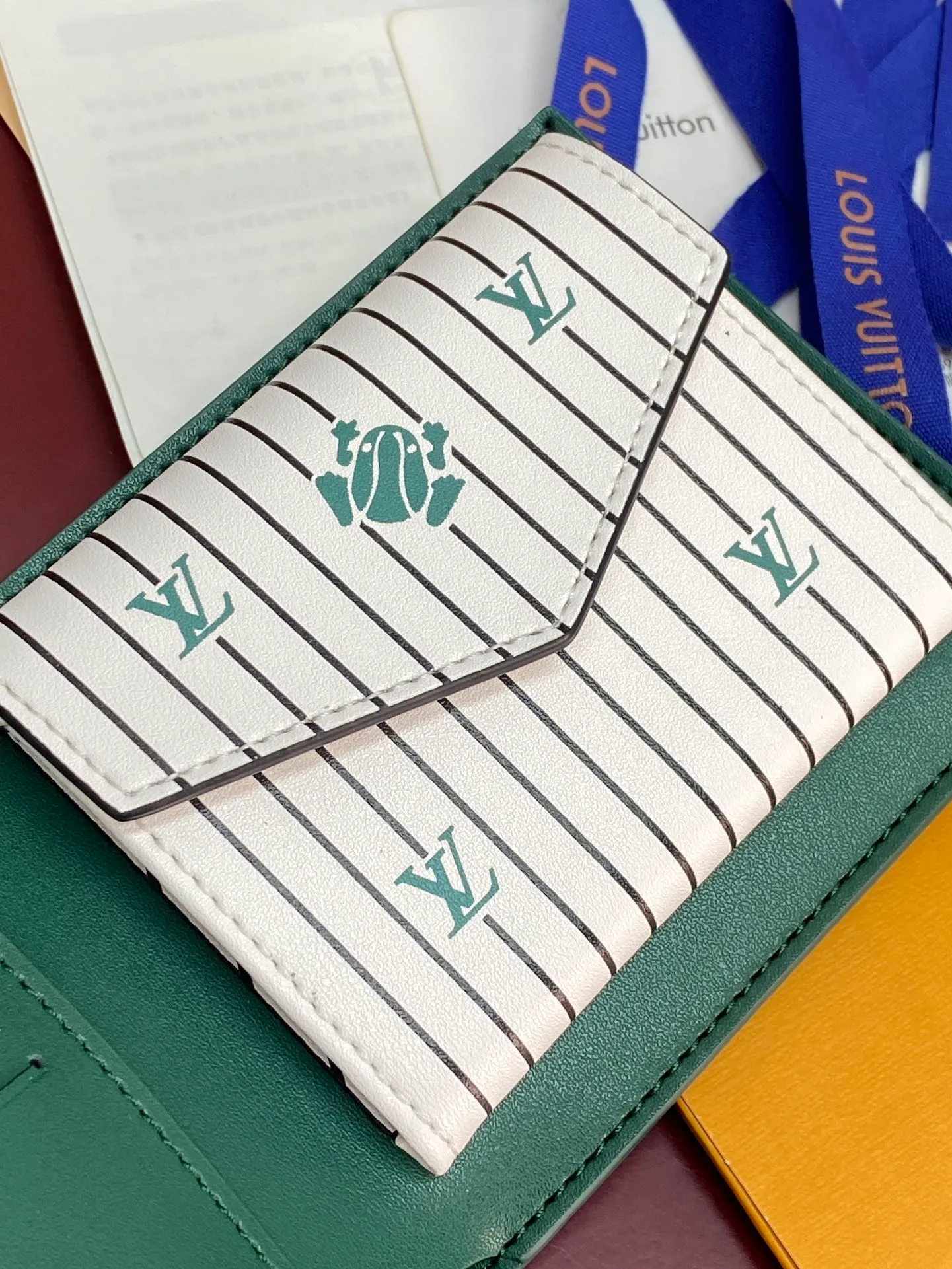 M25996 green! 🐸 This wallet is very modern and elegant, made of soft Epi leather, extremely functional and easy to carry, and can be easily stored in a back pocket or handbag. 11x9x2cm. 💰380