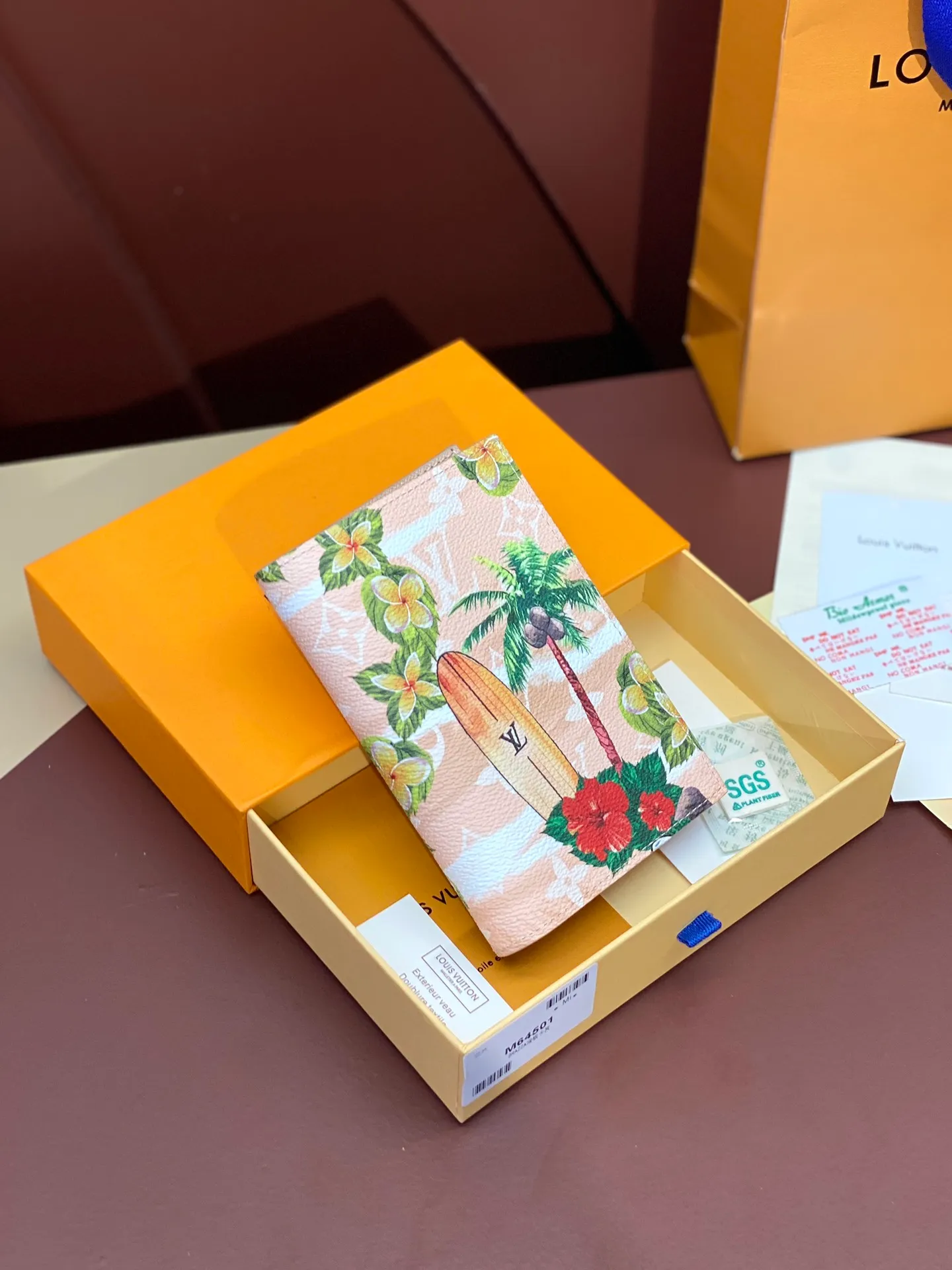 N64501 Skateboard 🛹 Khaki! Passport holder! The perfect companion for traveling in style. Lined with luxurious grained calfskin and featuring a multi-compartment interior, this is a classic travel accessory. The image of a giraffe carrying a gorgeous Louis Vuitton handbag and making a shopping spree transforms this elegant passport holder into the embodiment of cuteness. 10.0 x 14.0 x 2.5 cm (length x height x width). 💰340