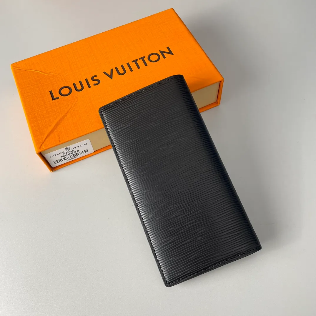 P400🇫🇷Exclusive real shot of overseas original single M60622! The Brazza wallet contains multiple credit card slots and compartments for banknotes. It is very practical. It is made of elegant and soft Epi water-rippled leather. Size: 19×10cm