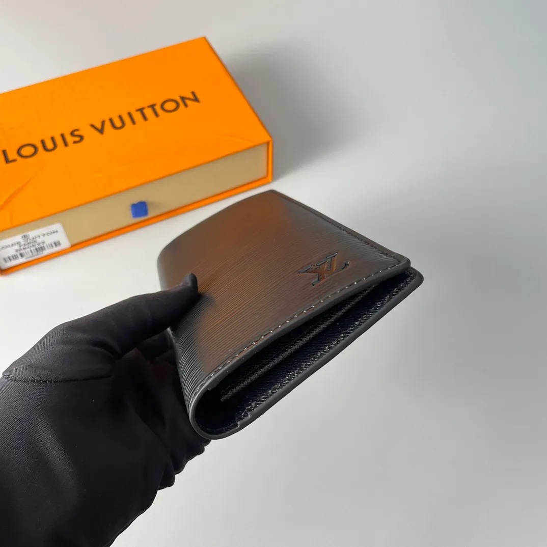 P400🇫🇷Exclusive real shot of overseas original single M60622! The Brazza wallet contains multiple credit card slots and compartments for banknotes. It is very practical. It is made of elegant and soft Epi water-rippled leather. Size: 19×10cm
