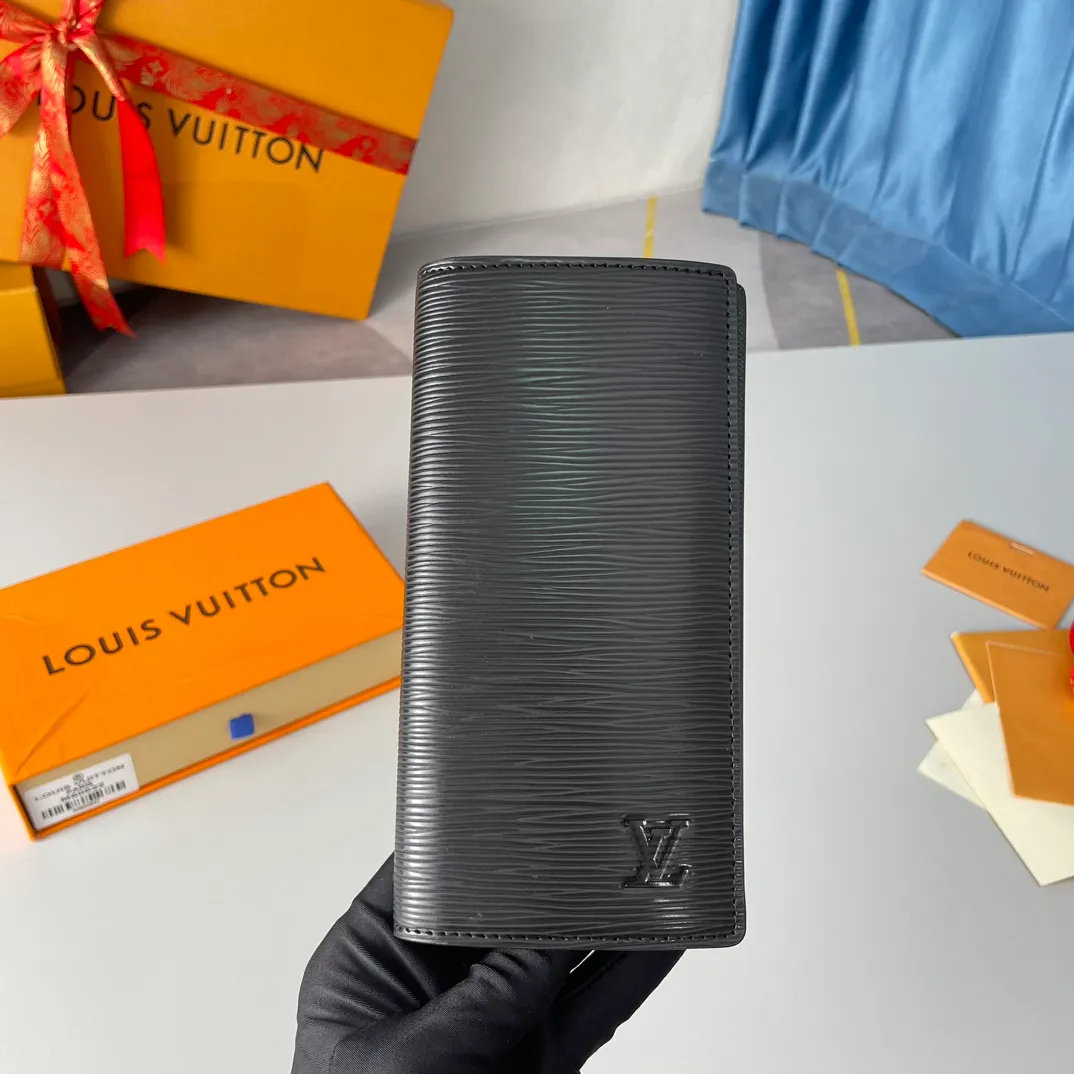 P400🇫🇷Exclusive real shot of overseas original single M60622! The Brazza wallet contains multiple credit card slots and compartments for banknotes. It is very practical. It is made of elegant and soft Epi water-rippled leather. Size: 19×10cm