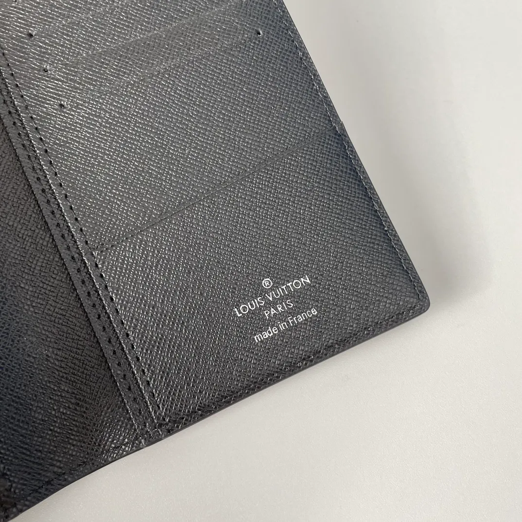 P400🇫🇷Exclusive real shot of overseas original single M60622! The Brazza wallet contains multiple credit card slots and compartments for banknotes. It is very practical. It is made of elegant and soft Epi water-rippled leather. Size: 19×10cm