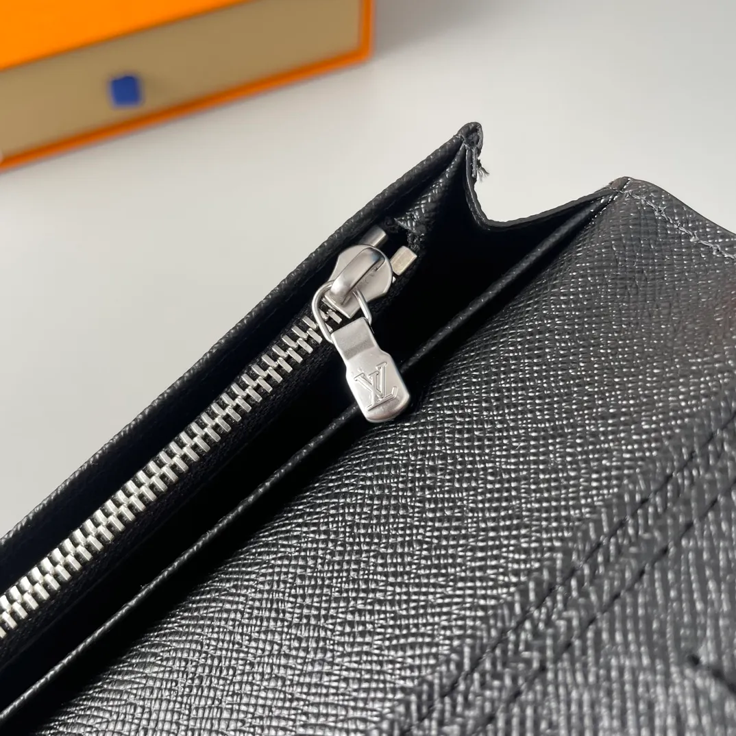 P400🇫🇷Exclusive real shot of overseas original single M60622! The Brazza wallet contains multiple credit card slots and compartments for banknotes. It is very practical. It is made of elegant and soft Epi water-rippled leather. Size: 19×10cm