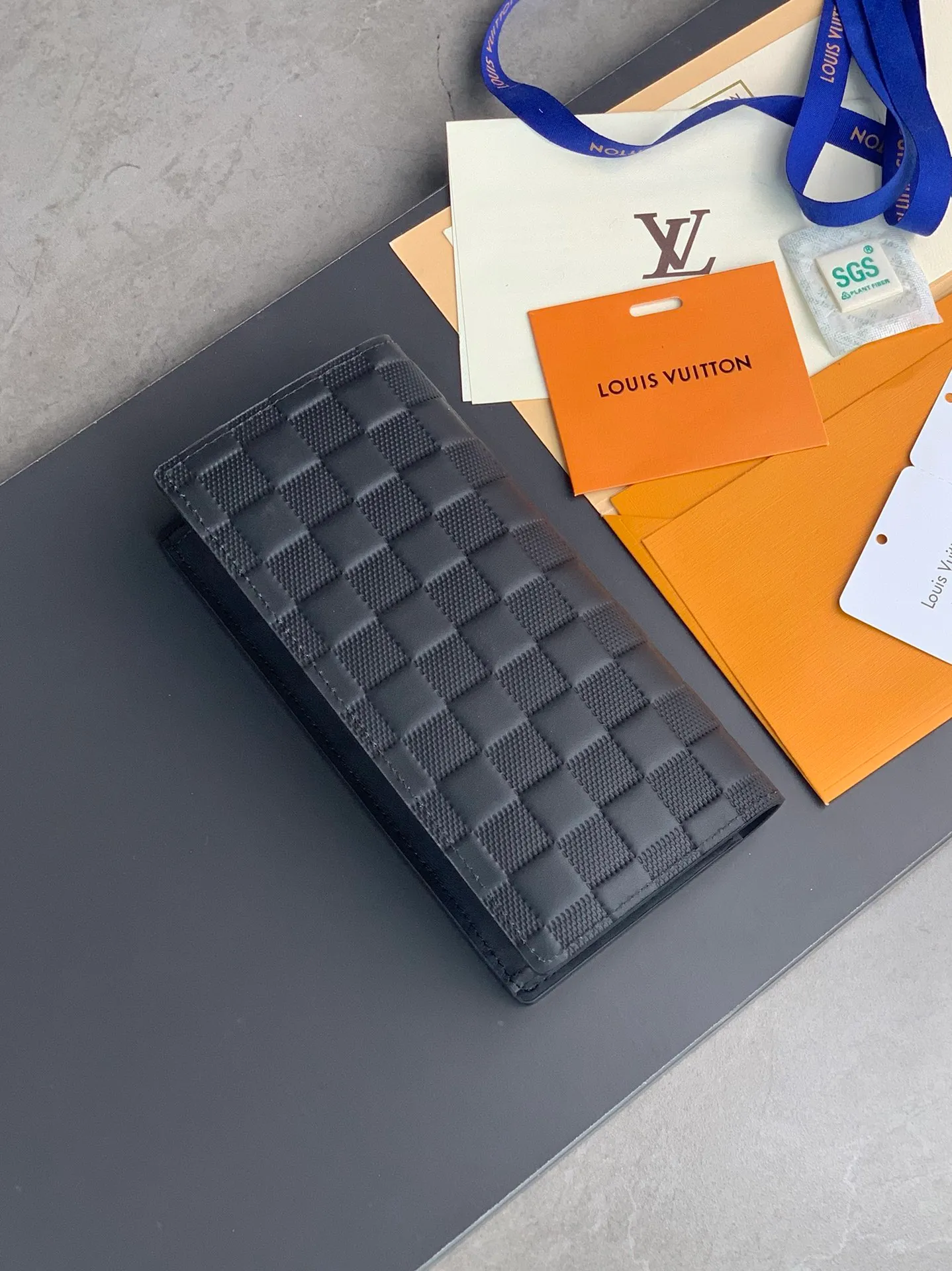N63010 long clip! The Zippy zipper wallet is one of Louis Vuitton's classic designs. This wallet is made of Damier and is made of imported cowhide. It can hold banknotes, credit cards, small change and documents. Size: 19*10cm. 💰520