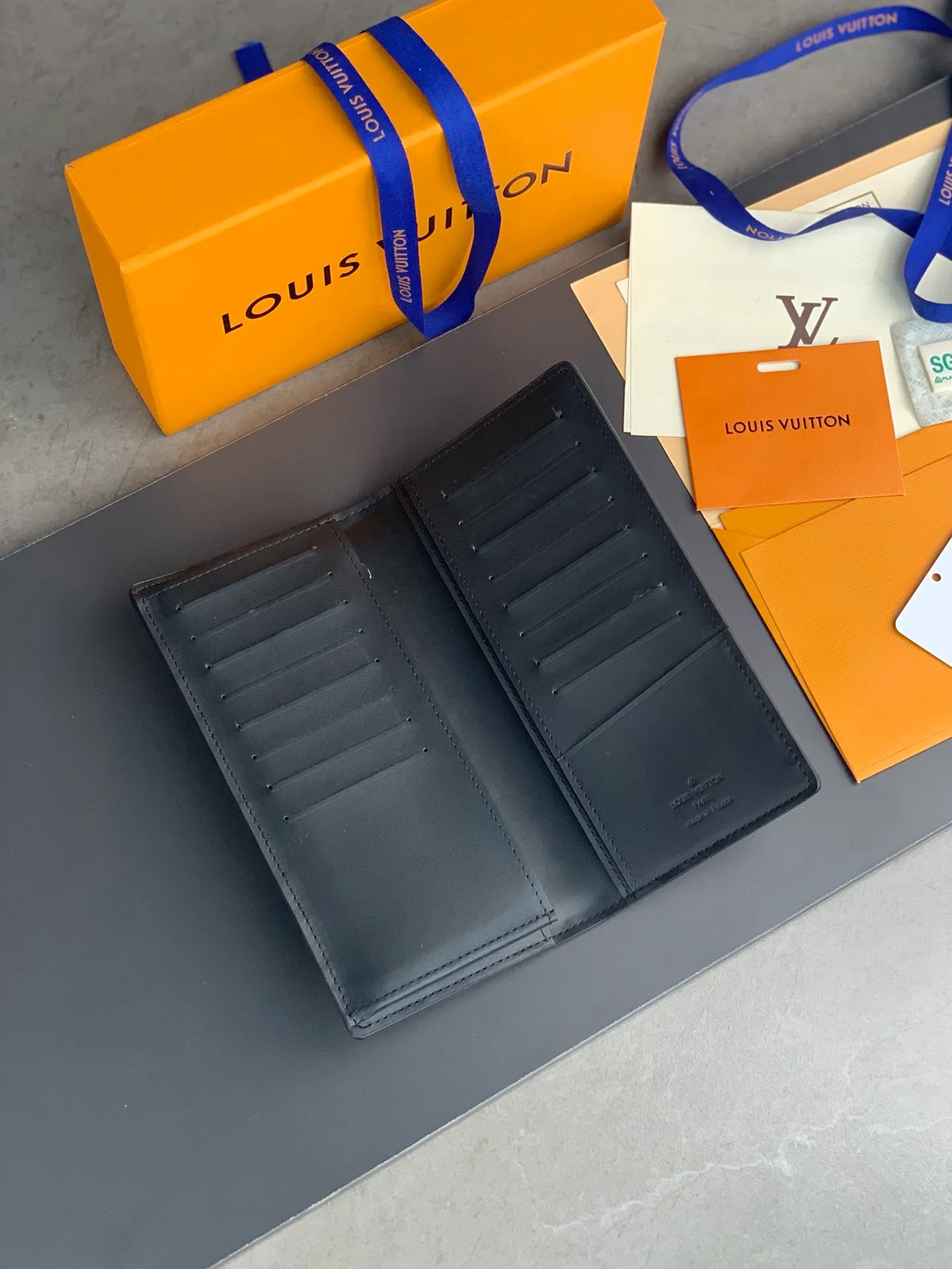 N63010 long clip! The Zippy zipper wallet is one of Louis Vuitton's classic designs. This wallet is made of Damier and is made of imported cowhide. It can hold banknotes, credit cards, small change and documents. Size: 19*10cm. 💰520