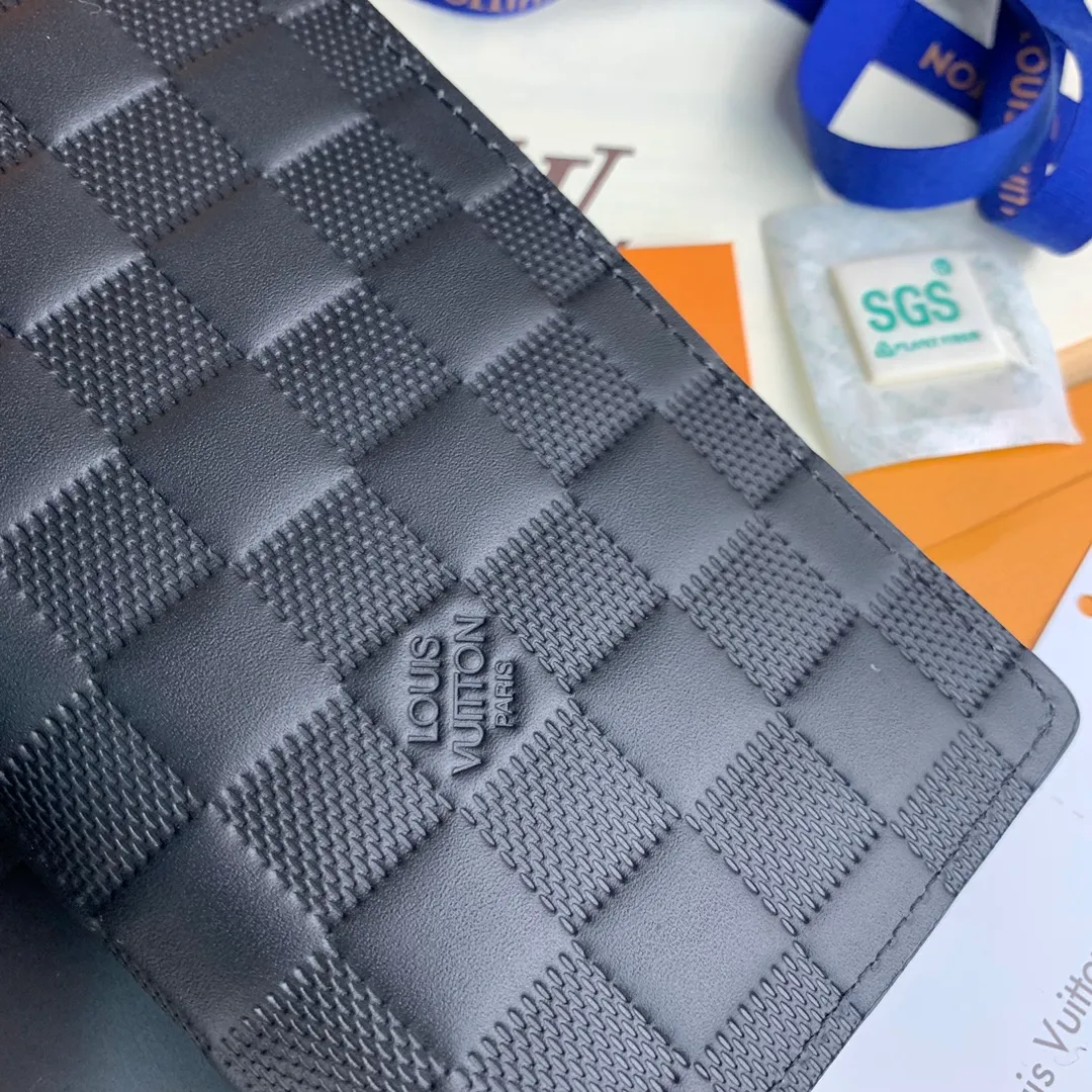 N63010 long clip! The Zippy zipper wallet is one of Louis Vuitton's classic designs. This wallet is made of Damier and is made of imported cowhide. It can hold banknotes, credit cards, small change and documents. Size: 19*10cm. 💰520