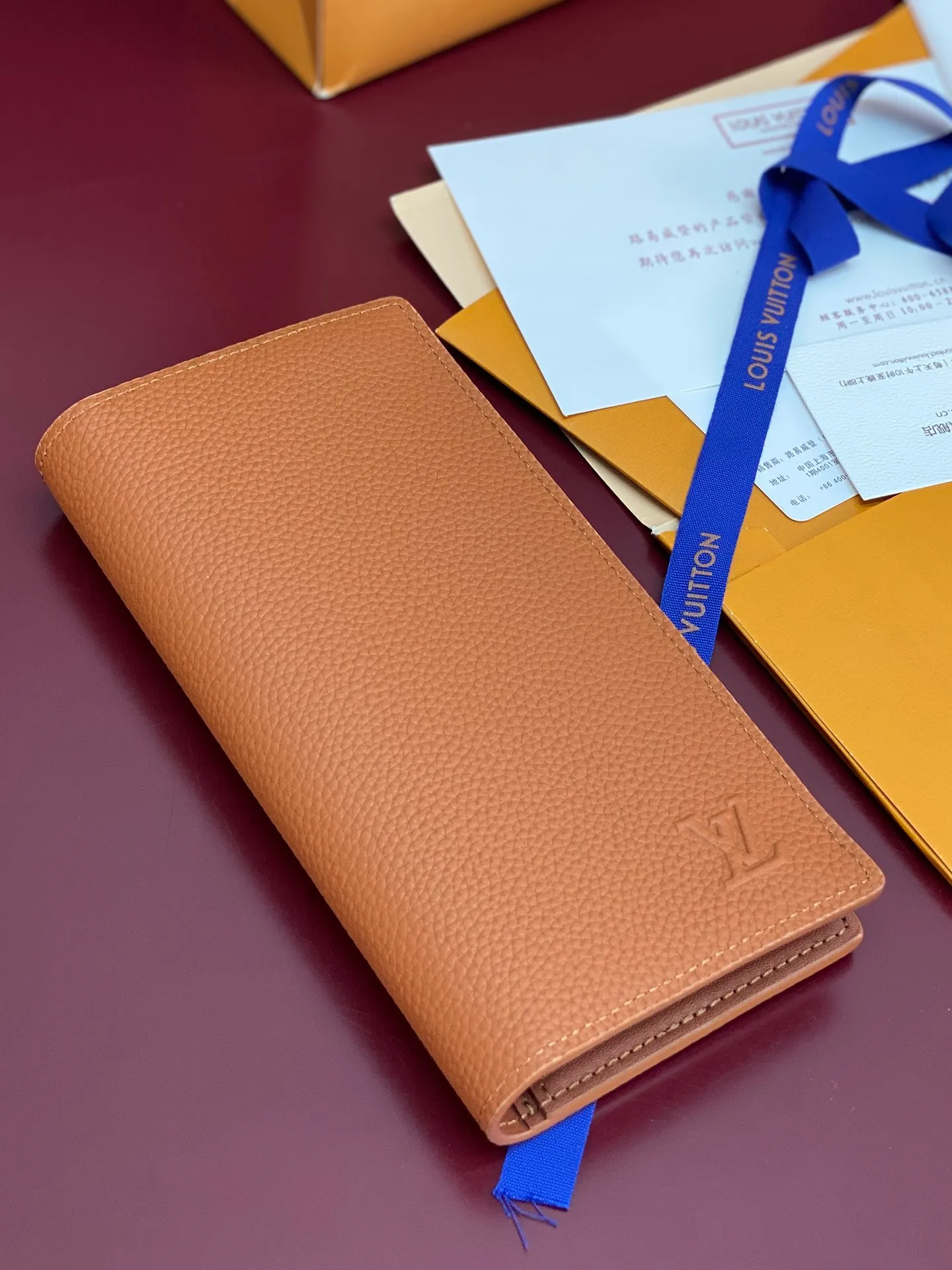 M83126 khaki! Concave and convex mark! Brazza long clip, made of top-grain cowhide! The black Aerogram Brazza wallet has the delicate texture of heavy-grained calfskin, with the LV letters discreetly imprinting your identity. Compartments and card slots accommodate banknotes, documents and coins, and are a perfect match for bags from the LV Aerogram series. 10 x 19 x 2 cm. 💰440