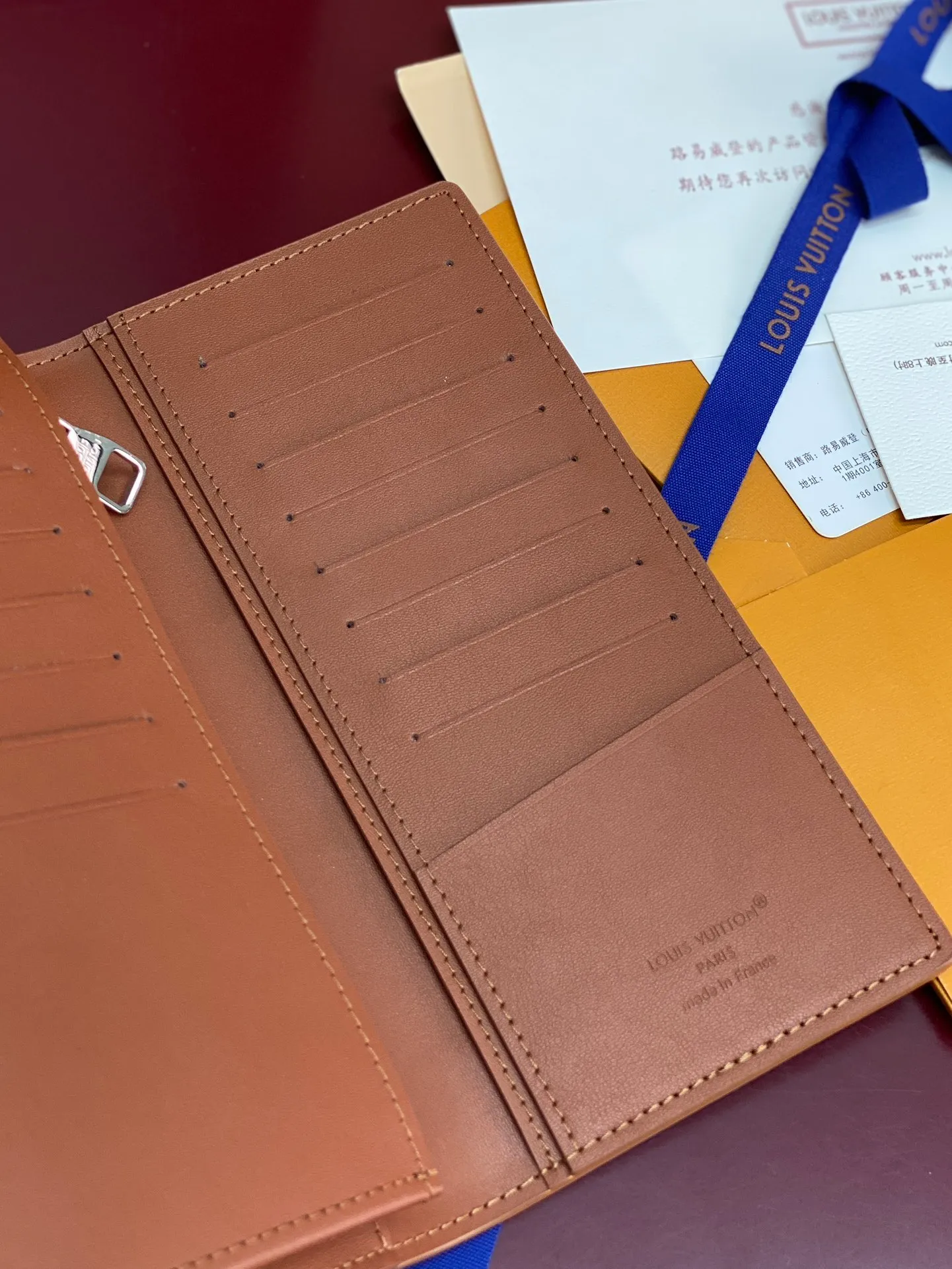 M83126 khaki! Concave and convex mark! Brazza long clip, made of top-grain cowhide! The black Aerogram Brazza wallet has the delicate texture of heavy-grained calfskin, with the LV letters discreetly imprinting your identity. Compartments and card slots accommodate banknotes, documents and coins, and are a perfect match for bags from the LV Aerogram series. 10 x 19 x 2 cm. 💰440