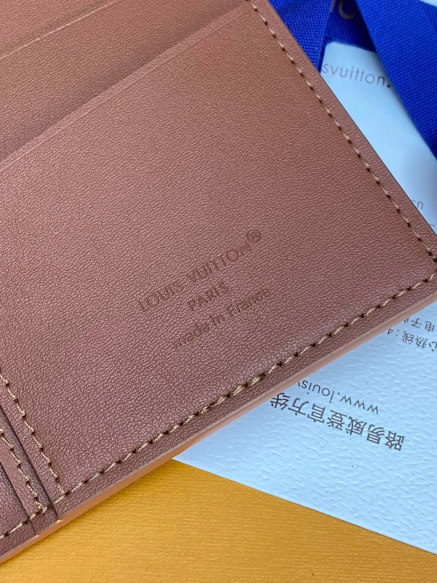 M83126 khaki! Concave and convex mark! Brazza long clip, made of top-grain cowhide! The black Aerogram Brazza wallet has the delicate texture of heavy-grained calfskin, with the LV letters discreetly imprinting your identity. Compartments and card slots accommodate banknotes, documents and coins, and are a perfect match for bags from the LV Aerogram series. 10 x 19 x 2 cm. 💰440