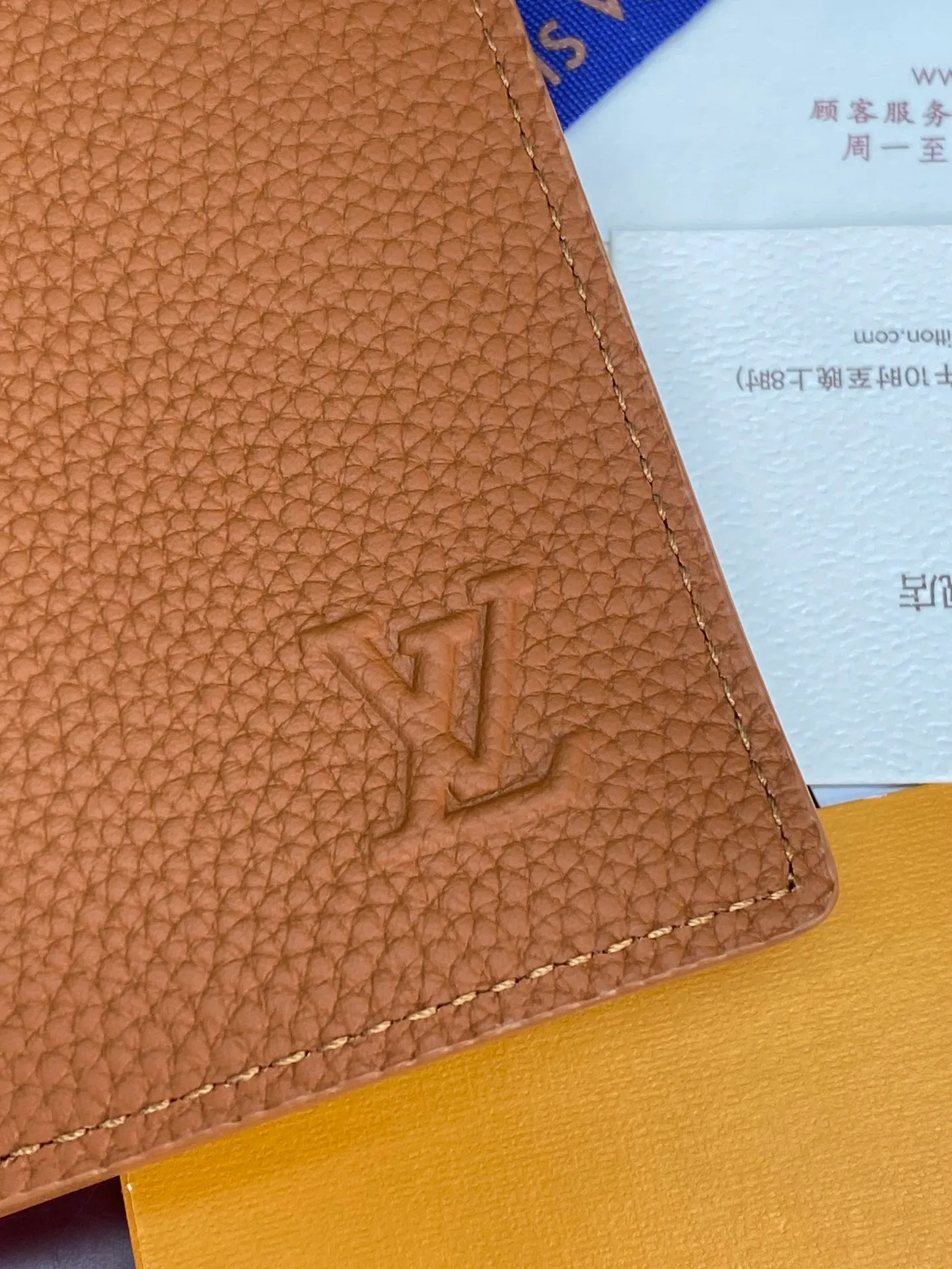 M83126 khaki! Concave and convex mark! Brazza long clip, made of top-grain cowhide! The black Aerogram Brazza wallet has the delicate texture of heavy-grained calfskin, with the LV letters discreetly imprinting your identity. Compartments and card slots accommodate banknotes, documents and coins, and are a perfect match for bags from the LV Aerogram series. 10 x 19 x 2 cm. 💰440