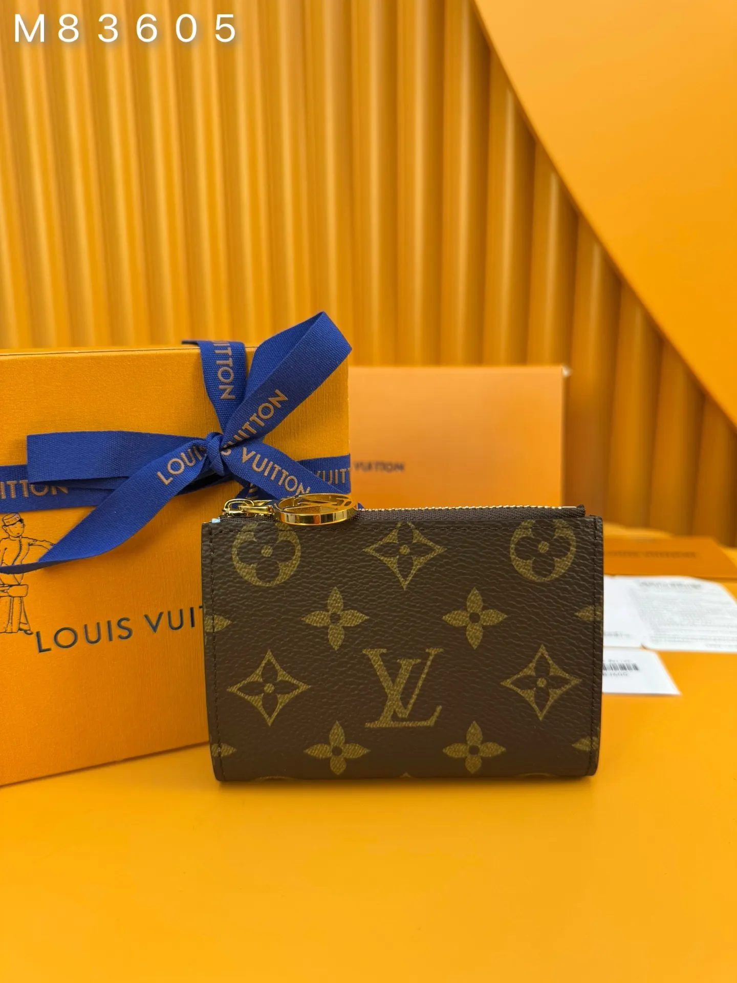 M83605 "Special Duty Free" ♻️[Official special edition·First-class material·All steel hardware·French chip·Full set of packaging] Portefeuille Lisa is made of Monogram canvas and lined with colored leather. This compact wallet features Circle pulls and a gusseted coin pocket, making it easy to slip into a small bag or clutch. The interior features a bill compartment, two flat pockets and four card slots. 9x11.5x1.5cm 💰600