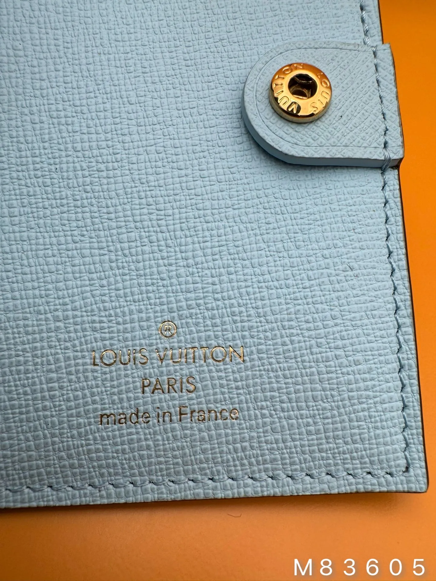 M83605 "Special Duty Free" ♻️[Official special edition·First-class material·All steel hardware·French chip·Full set of packaging] Portefeuille Lisa is made of Monogram canvas and lined with colored leather. This compact wallet features Circle pulls and a gusseted coin pocket, making it easy to slip into a small bag or clutch. The interior features a bill compartment, two flat pockets and four card slots. 9x11.5x1.5cm 💰600