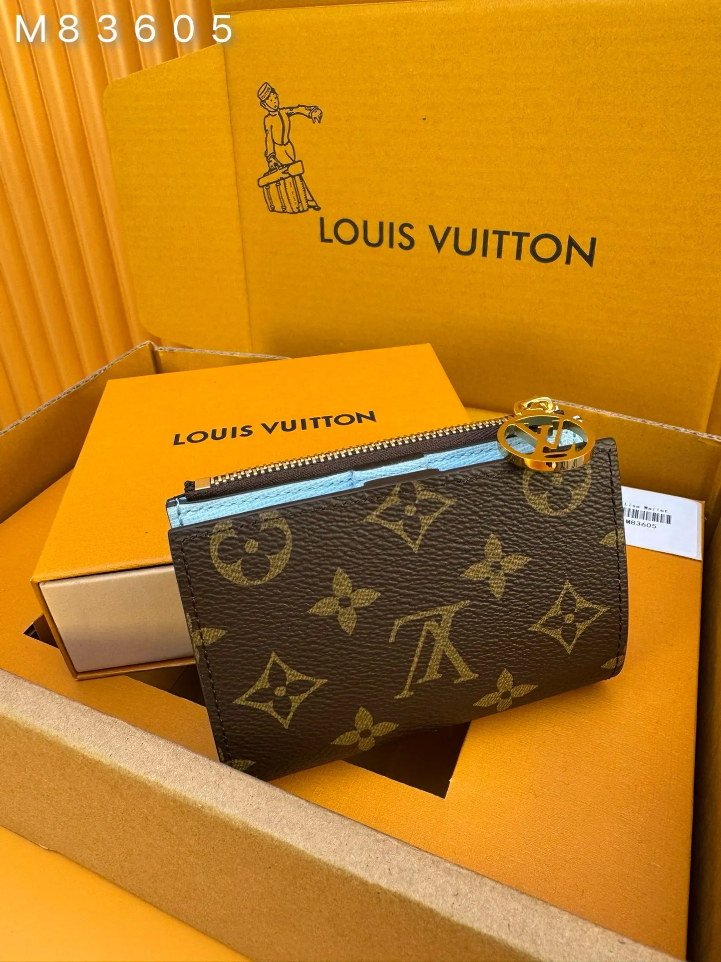 M83605 "Special Duty Free" ♻️[Official special edition·First-class material·All steel hardware·French chip·Full set of packaging] Portefeuille Lisa is made of Monogram canvas and lined with colored leather. This compact wallet features Circle pulls and a gusseted coin pocket, making it easy to slip into a small bag or clutch. The interior features a bill compartment, two flat pockets and four card slots. 9x11.5x1.5cm 💰600