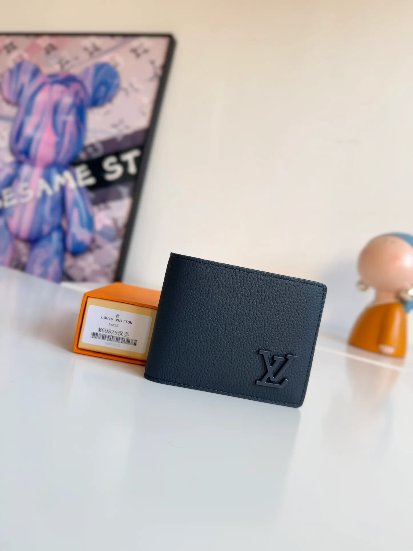 P360🇫🇷Exclusive real shot of overseas original M69829 dark blue! The LV Aerogram Multiple Wallet puts a new spin on a classic design. Exquisite craftsmanship gives the cow leather a rich grain texture, and the metal LV letters mark the brand identity. It can be easily matched with LV Aerogram series handbags. Size: 11.5×9×1.5cm