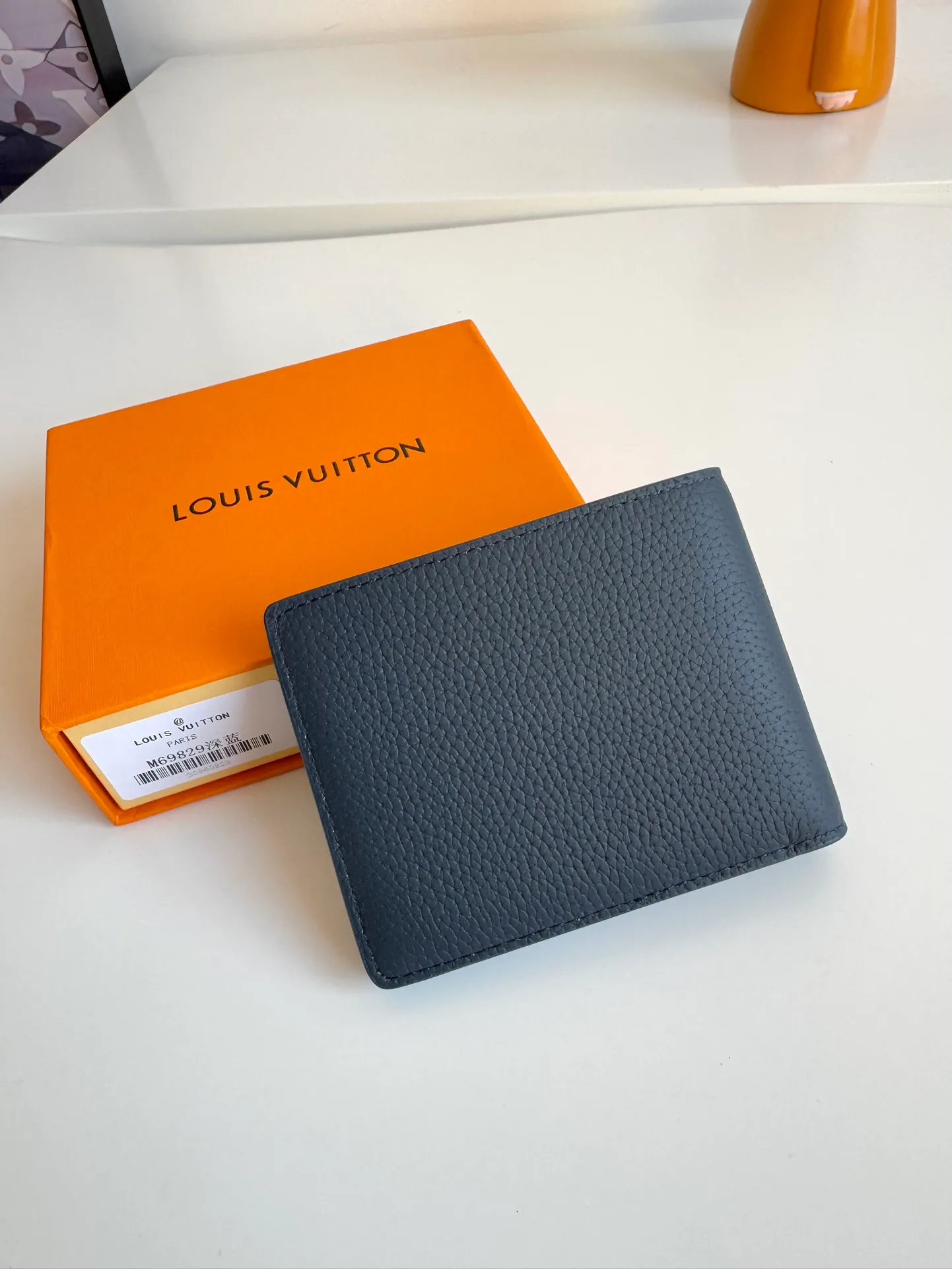 P360🇫🇷Exclusive real shot of overseas original M69829 dark blue! The LV Aerogram Multiple Wallet puts a new spin on a classic design. Exquisite craftsmanship gives the cow leather a rich grain texture, and the metal LV letters mark the brand identity. It can be easily matched with LV Aerogram series handbags. Size: 11.5×9×1.5cm
