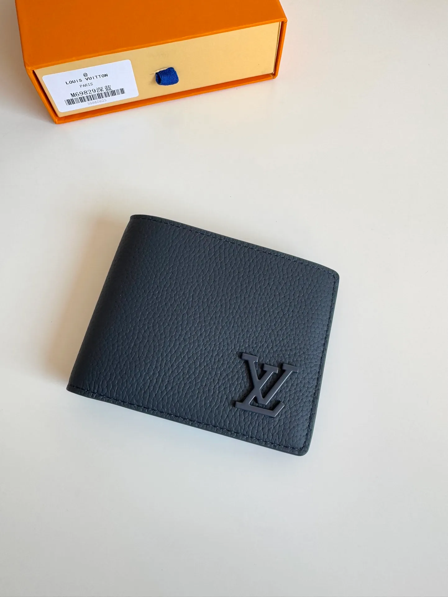 P360🇫🇷Exclusive real shot of overseas original M69829 dark blue! The LV Aerogram Multiple Wallet puts a new spin on a classic design. Exquisite craftsmanship gives the cow leather a rich grain texture, and the metal LV letters mark the brand identity. It can be easily matched with LV Aerogram series handbags. Size: 11.5×9×1.5cm