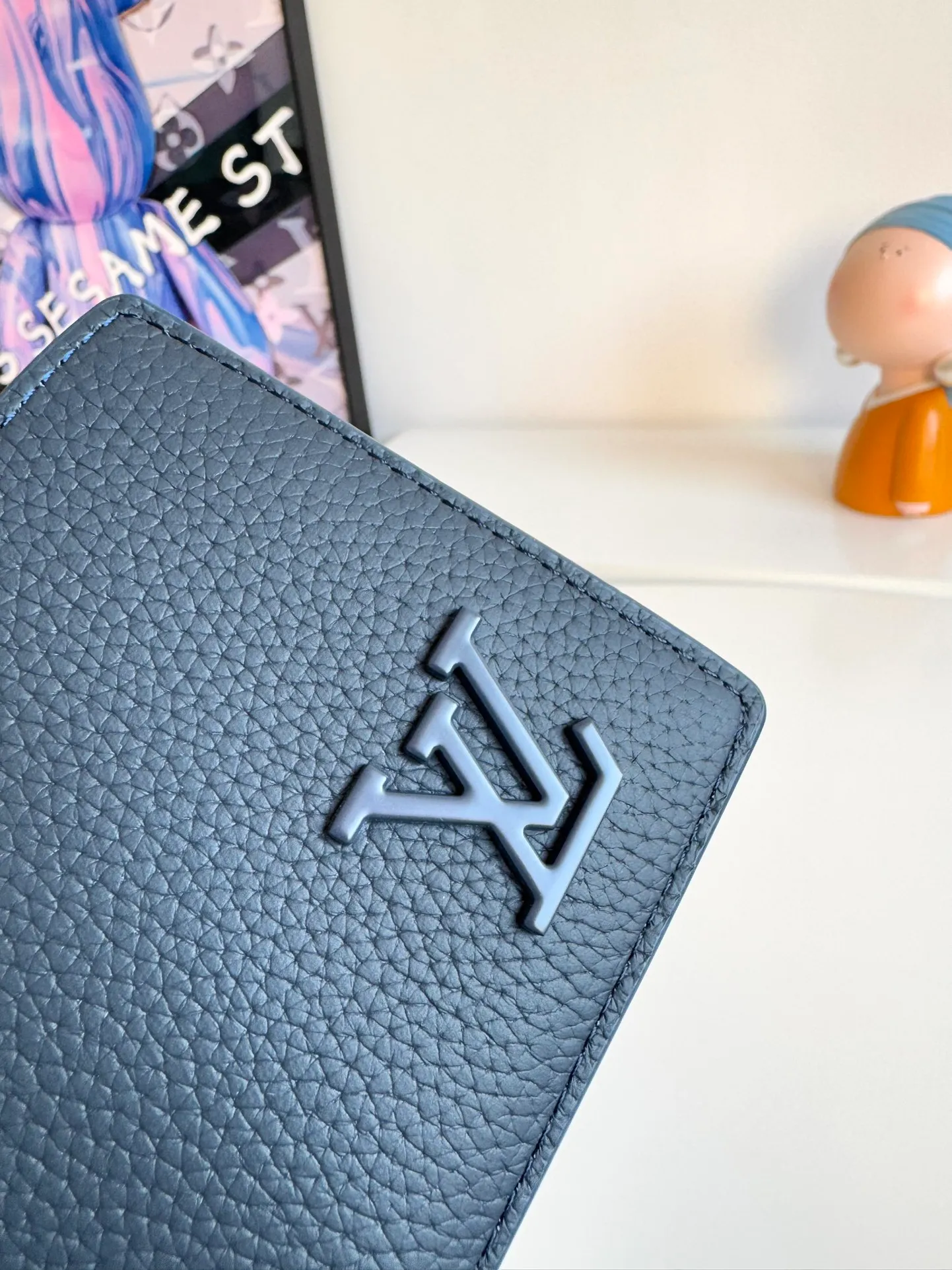 P360🇫🇷Exclusive real shot of overseas original M69829 dark blue! The LV Aerogram Multiple Wallet puts a new spin on a classic design. Exquisite craftsmanship gives the cow leather a rich grain texture, and the metal LV letters mark the brand identity. It can be easily matched with LV Aerogram series handbags. Size: 11.5×9×1.5cm