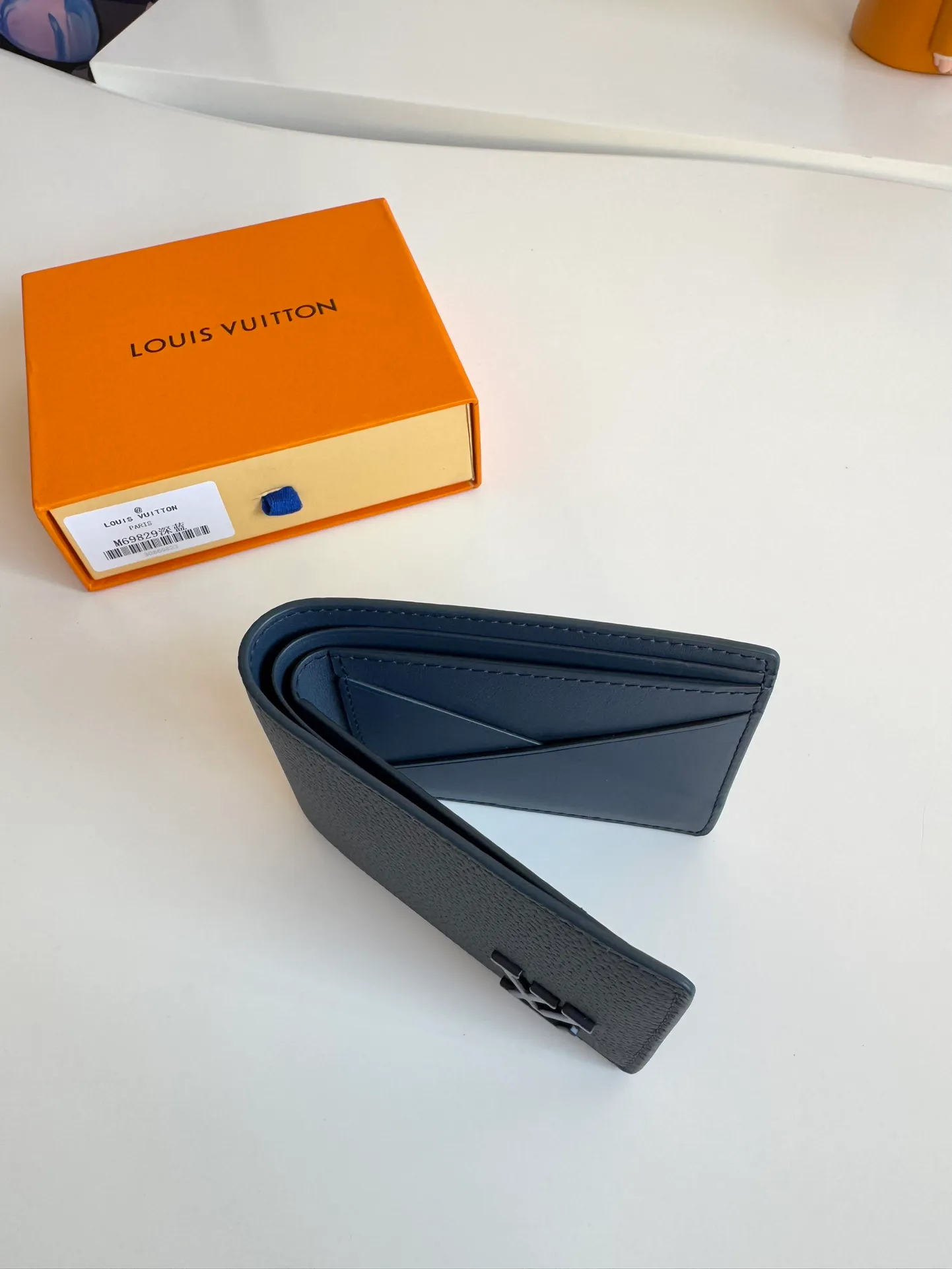 P360🇫🇷Exclusive real shot of overseas original M69829 dark blue! The LV Aerogram Multiple Wallet puts a new spin on a classic design. Exquisite craftsmanship gives the cow leather a rich grain texture, and the metal LV letters mark the brand identity. It can be easily matched with LV Aerogram series handbags. Size: 11.5×9×1.5cm