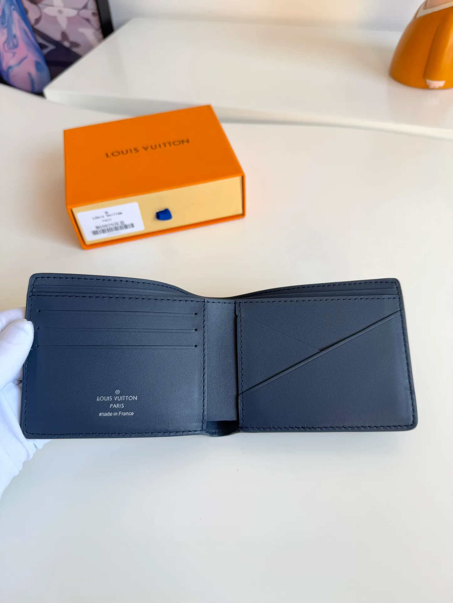 P360🇫🇷Exclusive real shot of overseas original M69829 dark blue! The LV Aerogram Multiple Wallet puts a new spin on a classic design. Exquisite craftsmanship gives the cow leather a rich grain texture, and the metal LV letters mark the brand identity. It can be easily matched with LV Aerogram series handbags. Size: 11.5×9×1.5cm