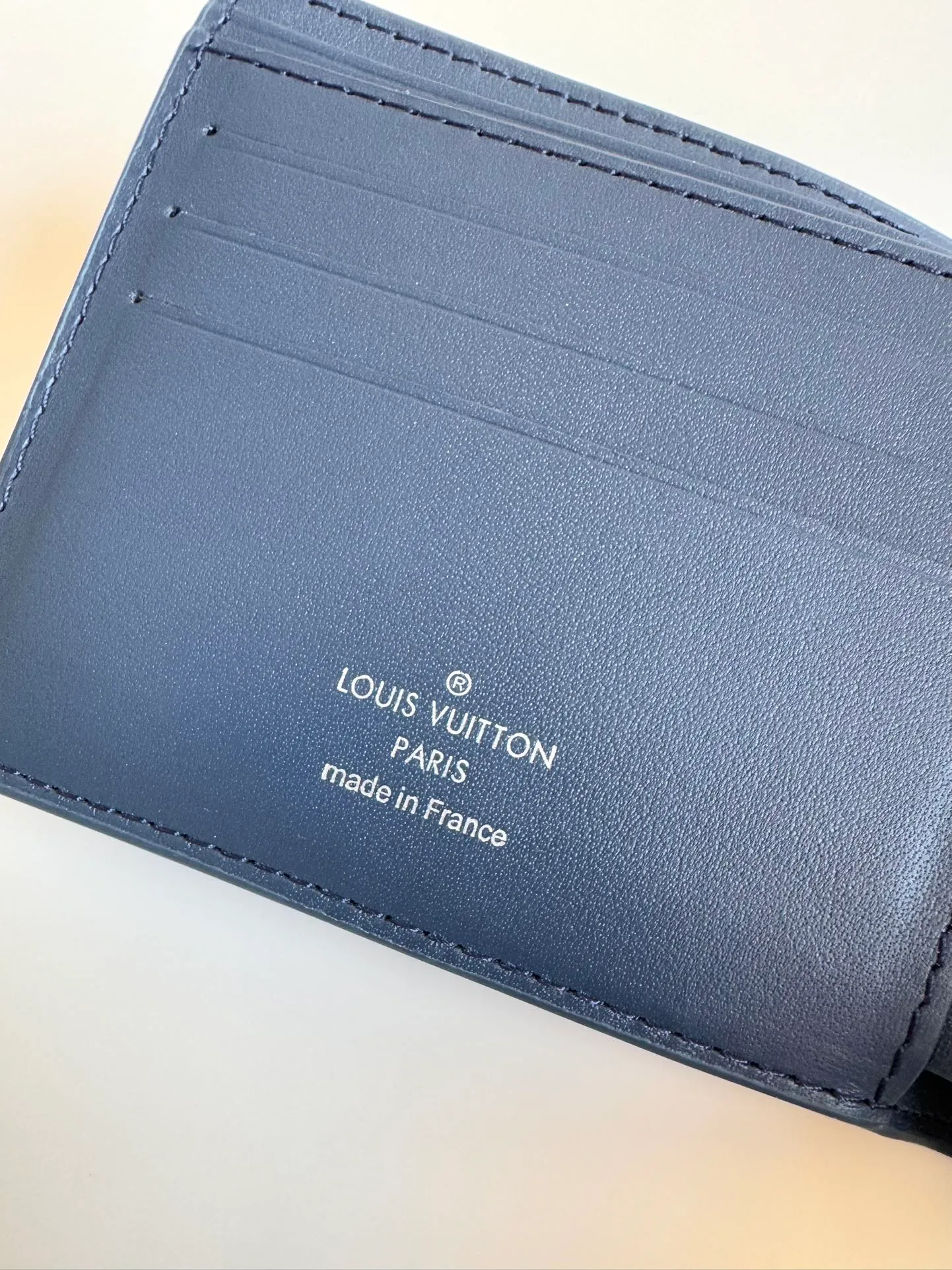 P360🇫🇷Exclusive real shot of overseas original M69829 dark blue! The LV Aerogram Multiple Wallet puts a new spin on a classic design. Exquisite craftsmanship gives the cow leather a rich grain texture, and the metal LV letters mark the brand identity. It can be easily matched with LV Aerogram series handbags. Size: 11.5×9×1.5cm