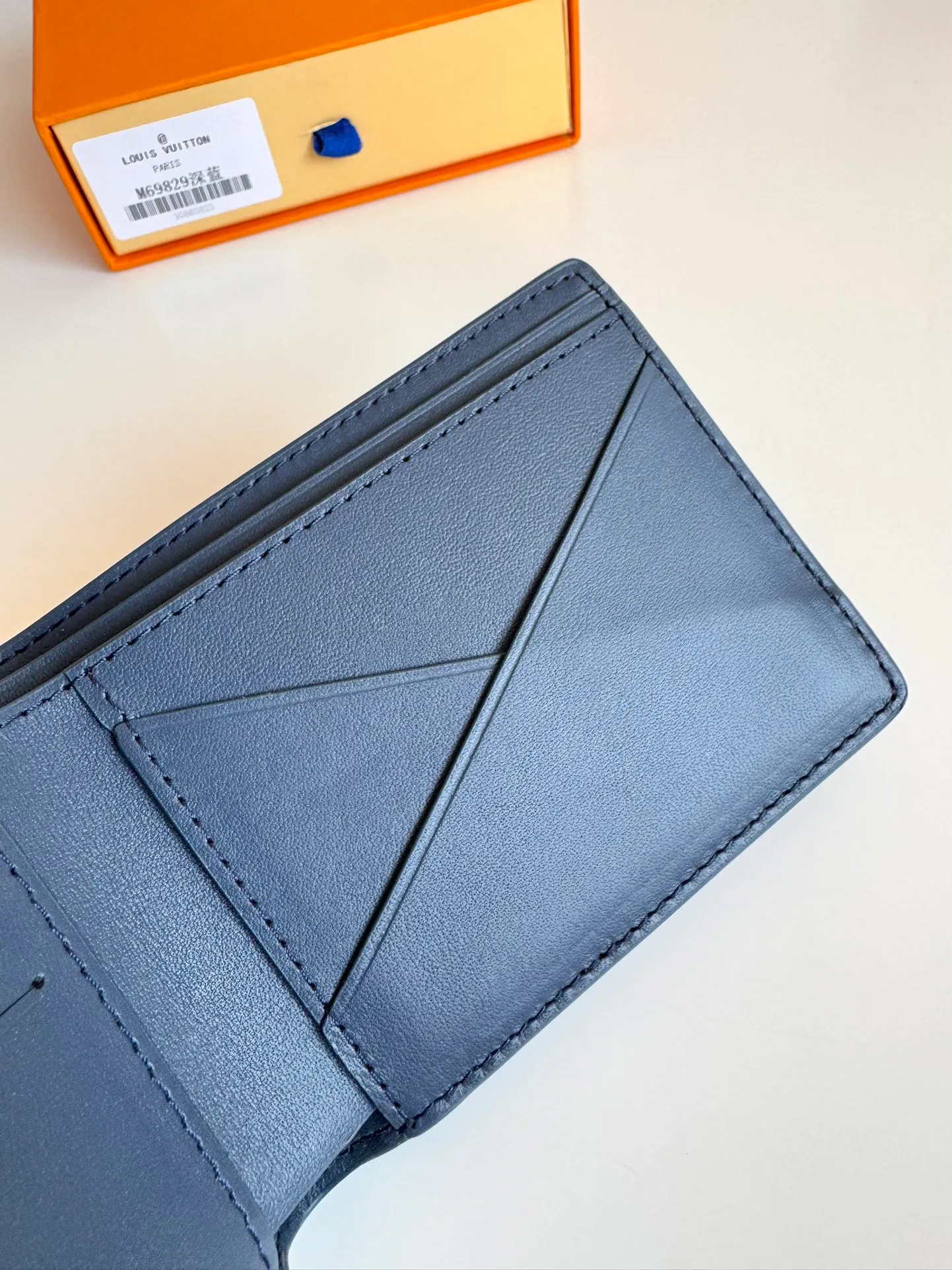 P360🇫🇷Exclusive real shot of overseas original M69829 dark blue! The LV Aerogram Multiple Wallet puts a new spin on a classic design. Exquisite craftsmanship gives the cow leather a rich grain texture, and the metal LV letters mark the brand identity. It can be easily matched with LV Aerogram series handbags. Size: 11.5×9×1.5cm
