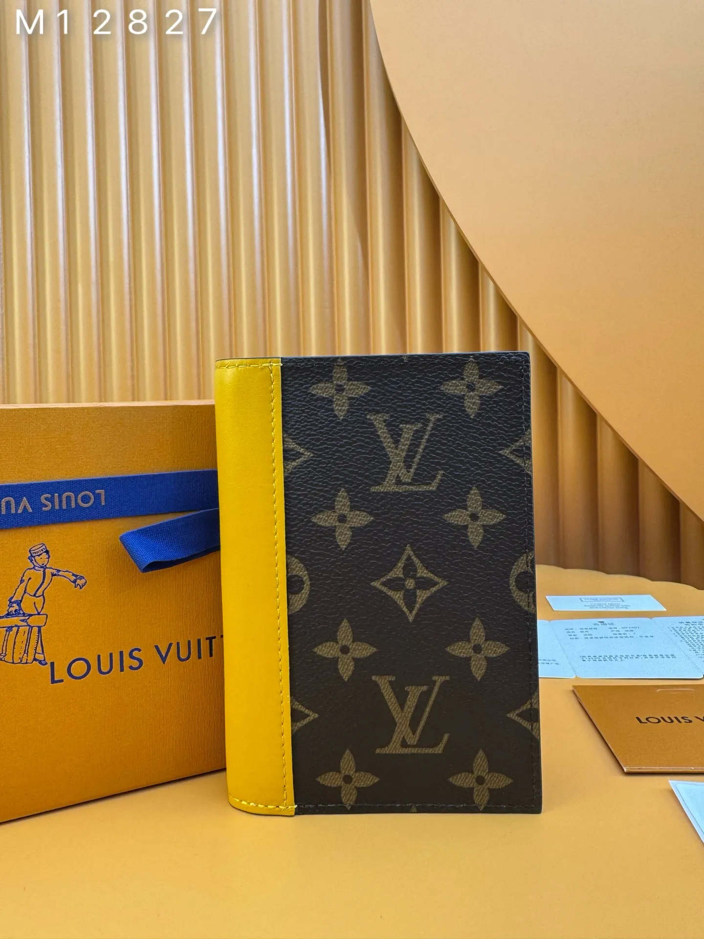 M12827 "Special Duty Free" ♻️[Official Special Edition·First Class Material·All Steel Hardware·French Chip·Full Packaging] This Louis Vuitton classic passport cover is made of Monogram Macassar coated canvas with colorful leather decoration and lining. It is part of the LV Colormania series, giving it a refined feel. In addition to two open pockets for your passport, the interior design includes four slots for business or credit cards and a flat pocket. 10x14x2.5cm💰460
