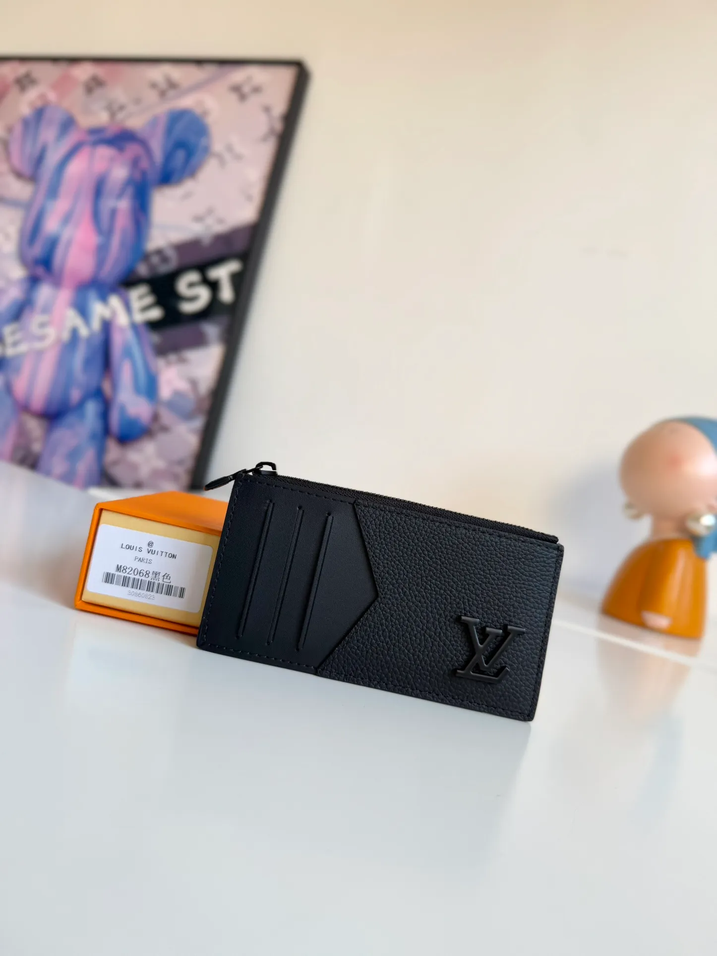 P380🇫🇷Overseas original single M82068 black exclusive real shot! Crafted from Louis Vuitton's signature Taiga leather, the Coin Card Holder has a sleek look and is ideal for safely storing loose change. The interior features multiple credit card slots and bill compartments, as well as a zippered coin pocket. Size: 14.5×8×1cm