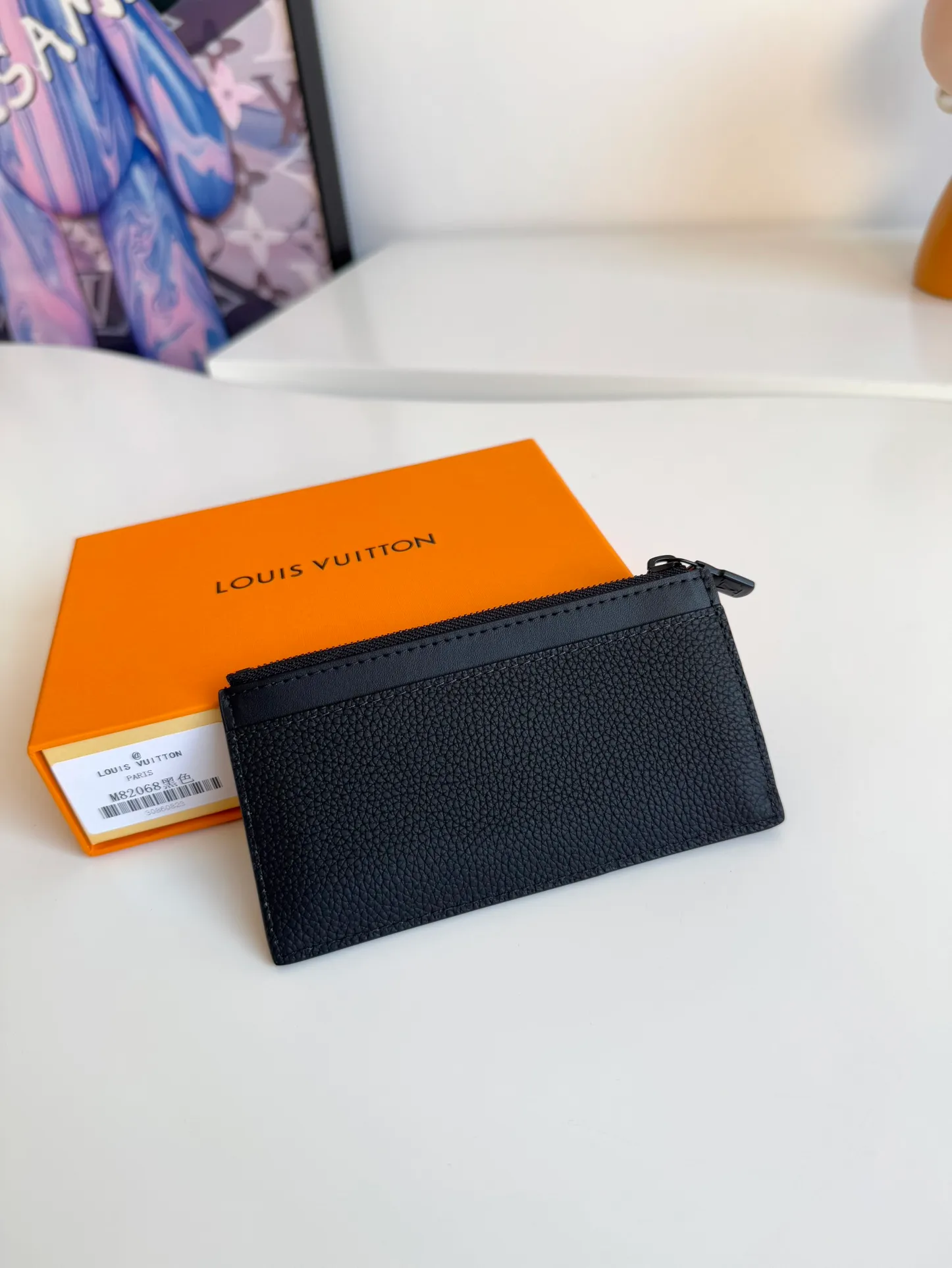 P380🇫🇷Overseas original single M82068 black exclusive real shot! Crafted from Louis Vuitton's signature Taiga leather, the Coin Card Holder has a sleek look and is ideal for safely storing loose change. The interior features multiple credit card slots and bill compartments, as well as a zippered coin pocket. Size: 14.5×8×1cm