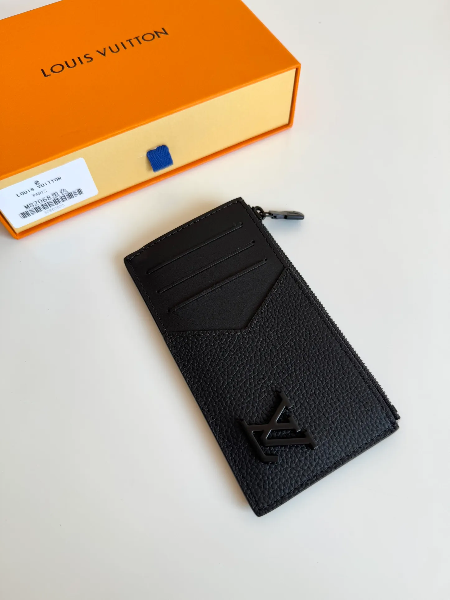 P380🇫🇷Overseas original single M82068 black exclusive real shot! Crafted from Louis Vuitton's signature Taiga leather, the Coin Card Holder has a sleek look and is ideal for safely storing loose change. The interior features multiple credit card slots and bill compartments, as well as a zippered coin pocket. Size: 14.5×8×1cm