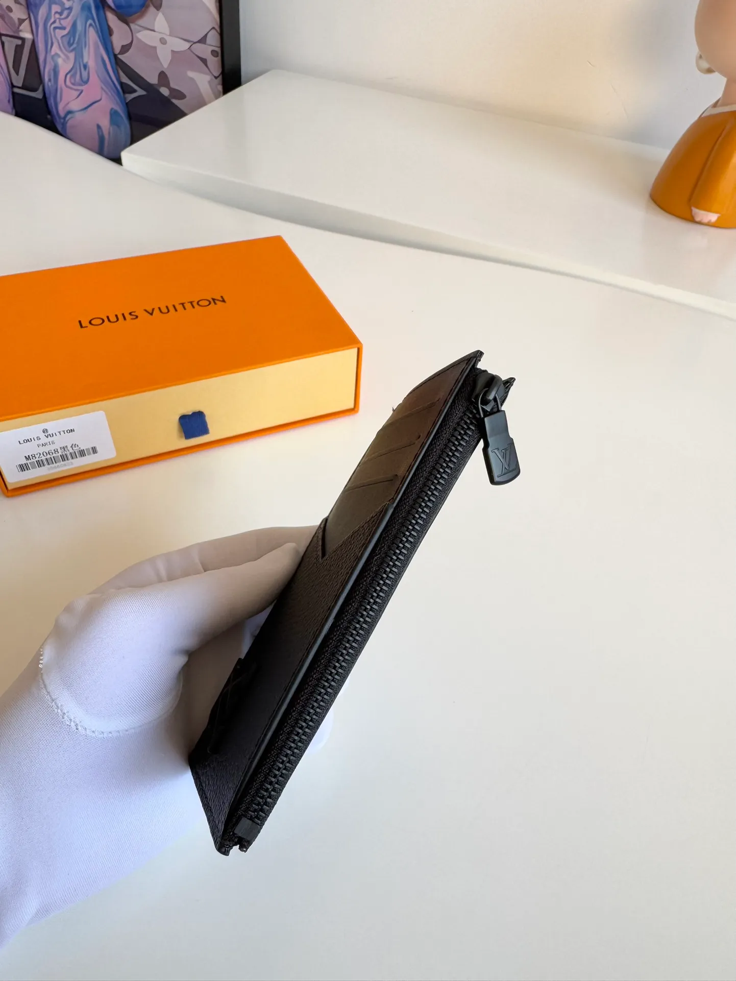 P380🇫🇷Overseas original single M82068 black exclusive real shot! Crafted from Louis Vuitton's signature Taiga leather, the Coin Card Holder has a sleek look and is ideal for safely storing loose change. The interior features multiple credit card slots and bill compartments, as well as a zippered coin pocket. Size: 14.5×8×1cm