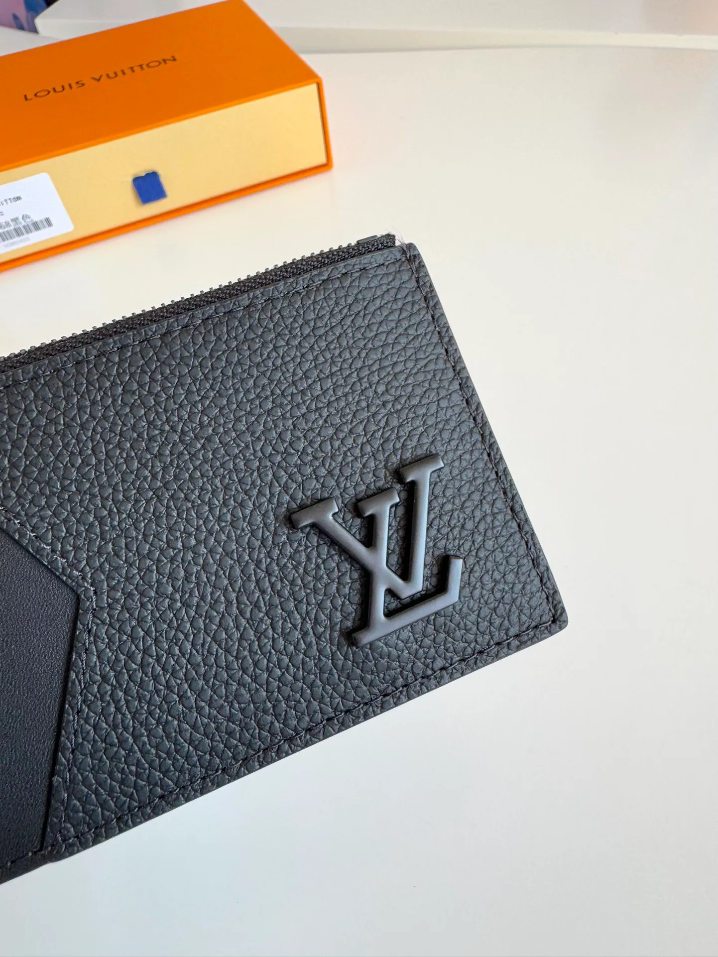 P380🇫🇷Overseas original single M82068 black exclusive real shot! Crafted from Louis Vuitton's signature Taiga leather, the Coin Card Holder has a sleek look and is ideal for safely storing loose change. The interior features multiple credit card slots and bill compartments, as well as a zippered coin pocket. Size: 14.5×8×1cm