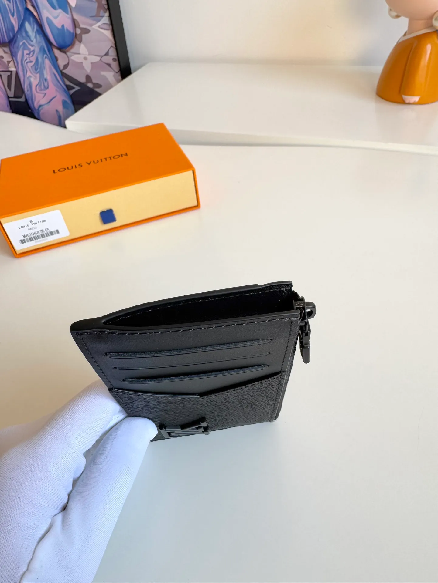 P380🇫🇷Overseas original single M82068 black exclusive real shot! Crafted from Louis Vuitton's signature Taiga leather, the Coin Card Holder has a sleek look and is ideal for safely storing loose change. The interior features multiple credit card slots and bill compartments, as well as a zippered coin pocket. Size: 14.5×8×1cm