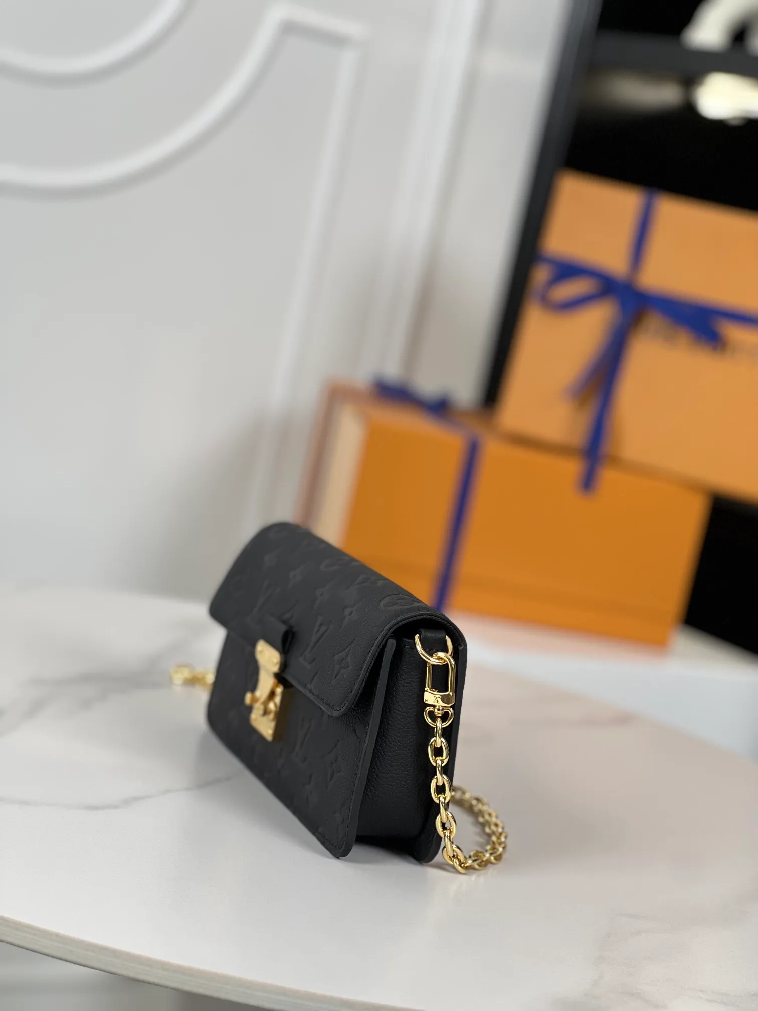 P960 "With full set of counter packaging"🇫🇷Exclusive real shot of super original leather M82637! The Wallet On Chain Metis bag is made from grained Monogram Empreinte leather, embossed with the brand's Monogram pattern. The distinctive appearance, with its trapezoidal design and front flap secured with an S-lock, is inspired by the classic Louis Vuitton luggage. Detachable chain allows for cross-body wear. Size: 19×11×5.5cm