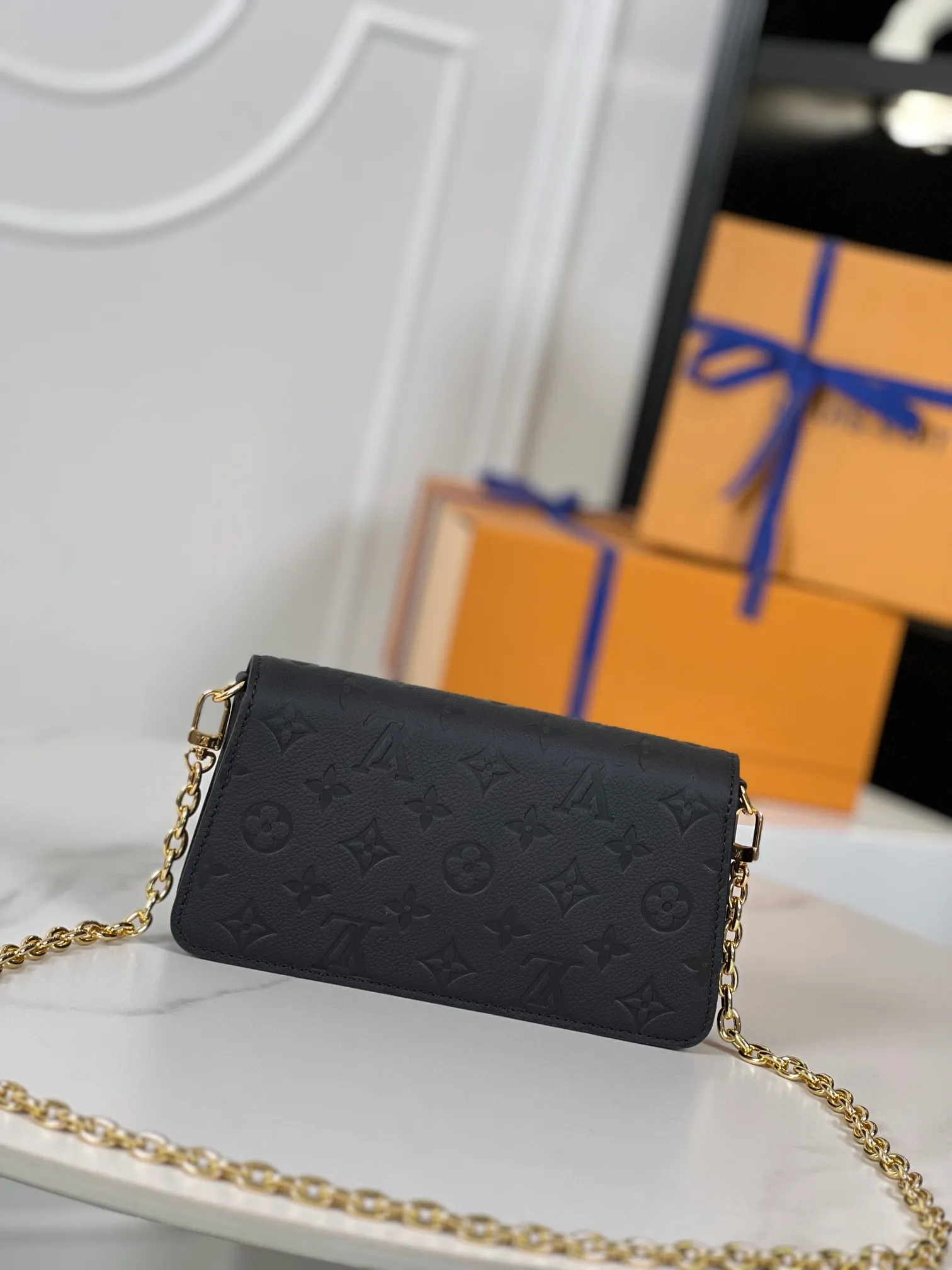 P960 "With full set of counter packaging"🇫🇷Exclusive real shot of super original leather M82637! The Wallet On Chain Metis bag is made from grained Monogram Empreinte leather, embossed with the brand's Monogram pattern. The distinctive appearance, with its trapezoidal design and front flap secured with an S-lock, is inspired by the classic Louis Vuitton luggage. Detachable chain allows for cross-body wear. Size: 19×11×5.5cm