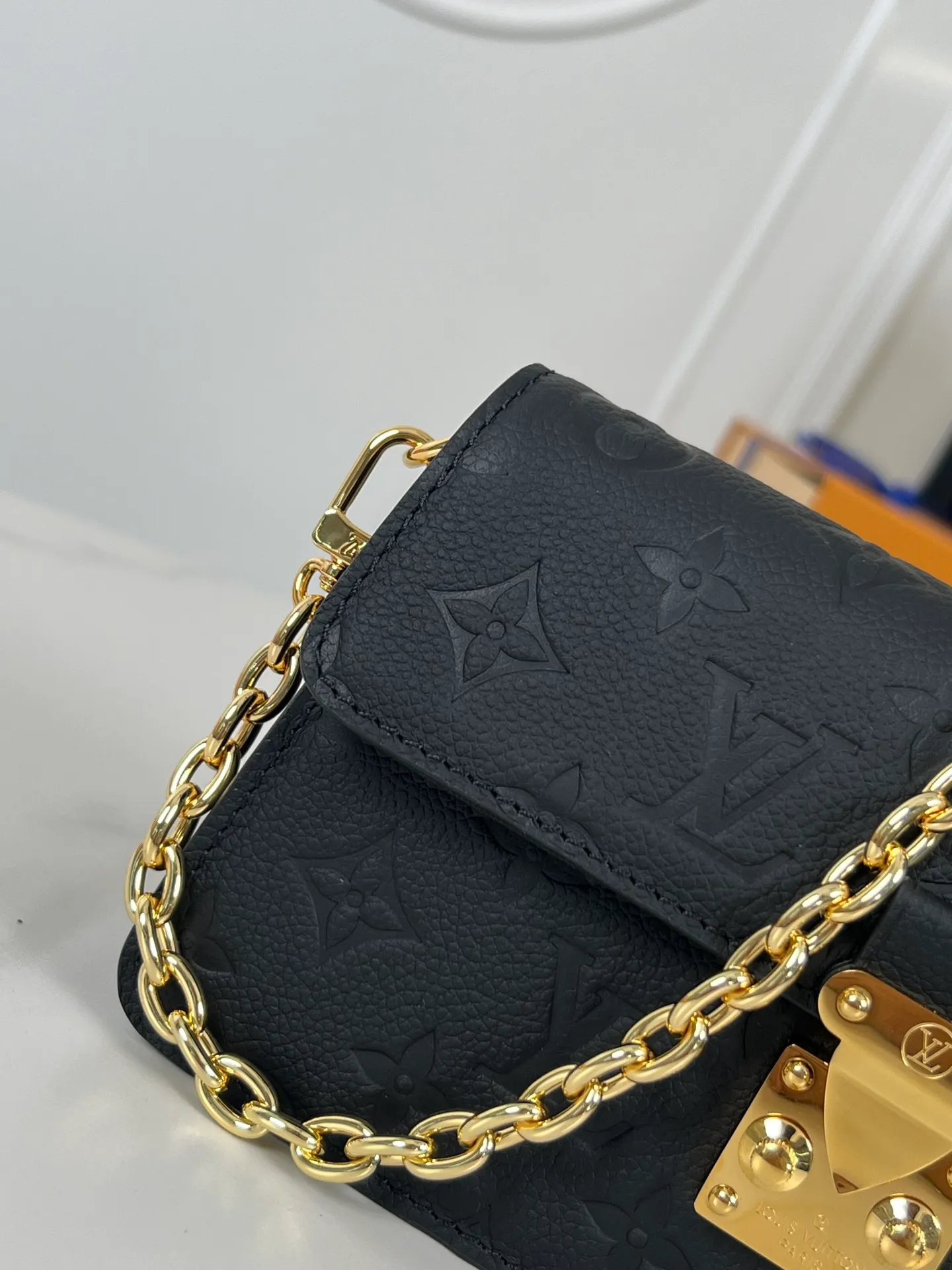 P960 "With full set of counter packaging"🇫🇷Exclusive real shot of super original leather M82637! The Wallet On Chain Metis bag is made from grained Monogram Empreinte leather, embossed with the brand's Monogram pattern. The distinctive appearance, with its trapezoidal design and front flap secured with an S-lock, is inspired by the classic Louis Vuitton luggage. Detachable chain allows for cross-body wear. Size: 19×11×5.5cm