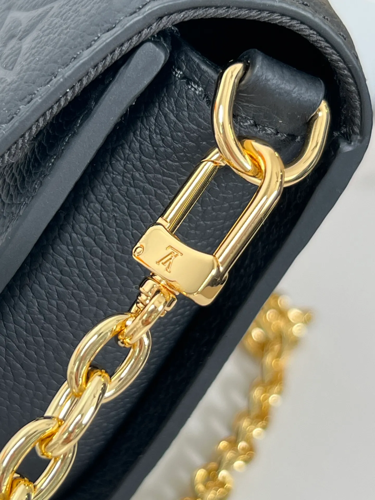 P960 "With full set of counter packaging"🇫🇷Exclusive real shot of super original leather M82637! The Wallet On Chain Metis bag is made from grained Monogram Empreinte leather, embossed with the brand's Monogram pattern. The distinctive appearance, with its trapezoidal design and front flap secured with an S-lock, is inspired by the classic Louis Vuitton luggage. Detachable chain allows for cross-body wear. Size: 19×11×5.5cm