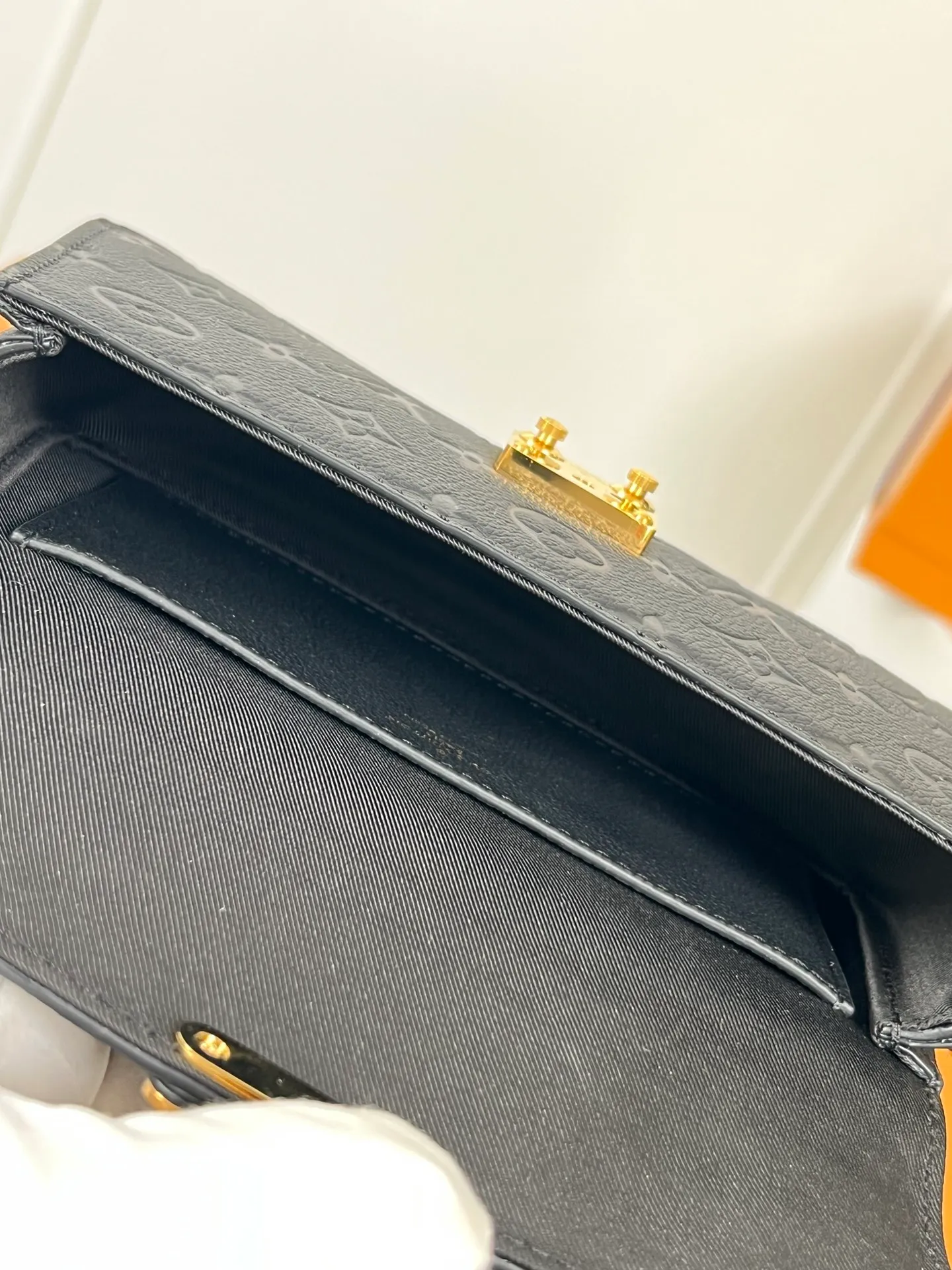 P960 "With full set of counter packaging"🇫🇷Exclusive real shot of super original leather M82637! The Wallet On Chain Metis bag is made from grained Monogram Empreinte leather, embossed with the brand's Monogram pattern. The distinctive appearance, with its trapezoidal design and front flap secured with an S-lock, is inspired by the classic Louis Vuitton luggage. Detachable chain allows for cross-body wear. Size: 19×11×5.5cm
