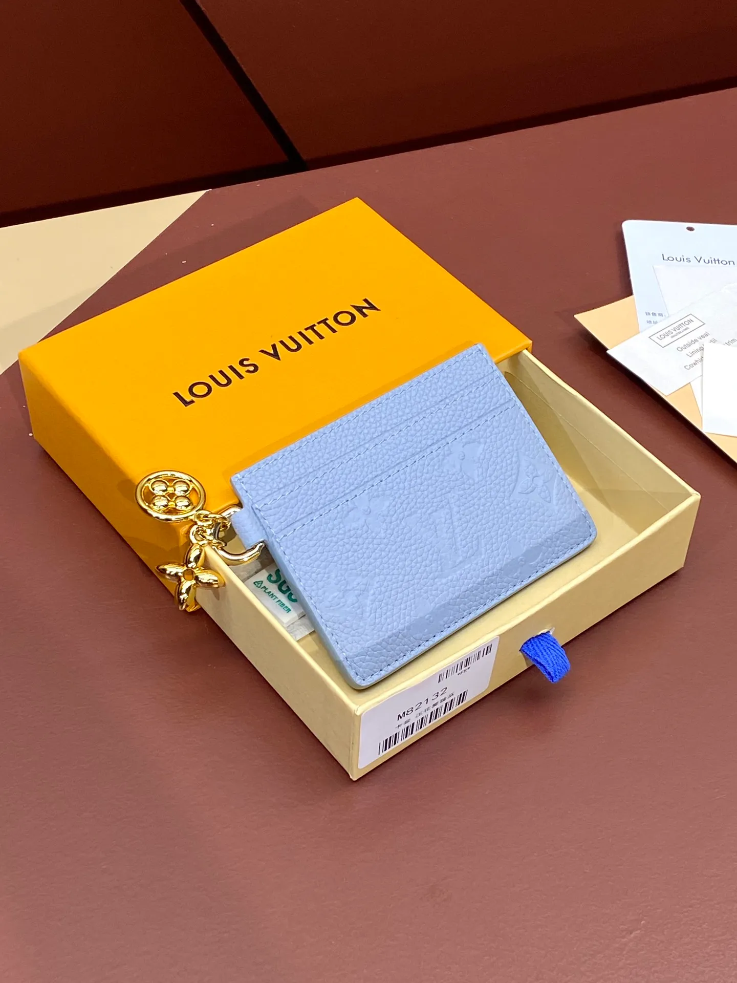 💰340 M82132 Haze Blue! [Pocket Card Holder Wallet] "Porto Cult LV Charm" made of Monogram Unplant leather. There are 2 card slots on each side and 1 large slot in the middle, for a total of 5 card slots, which is suitable for daily use. Decorated with 2 Monogram Flower pattern pendants, it adds an extremely feminine impression. Dimensions: 10.2 x 7.3 x 0.3 cm. .