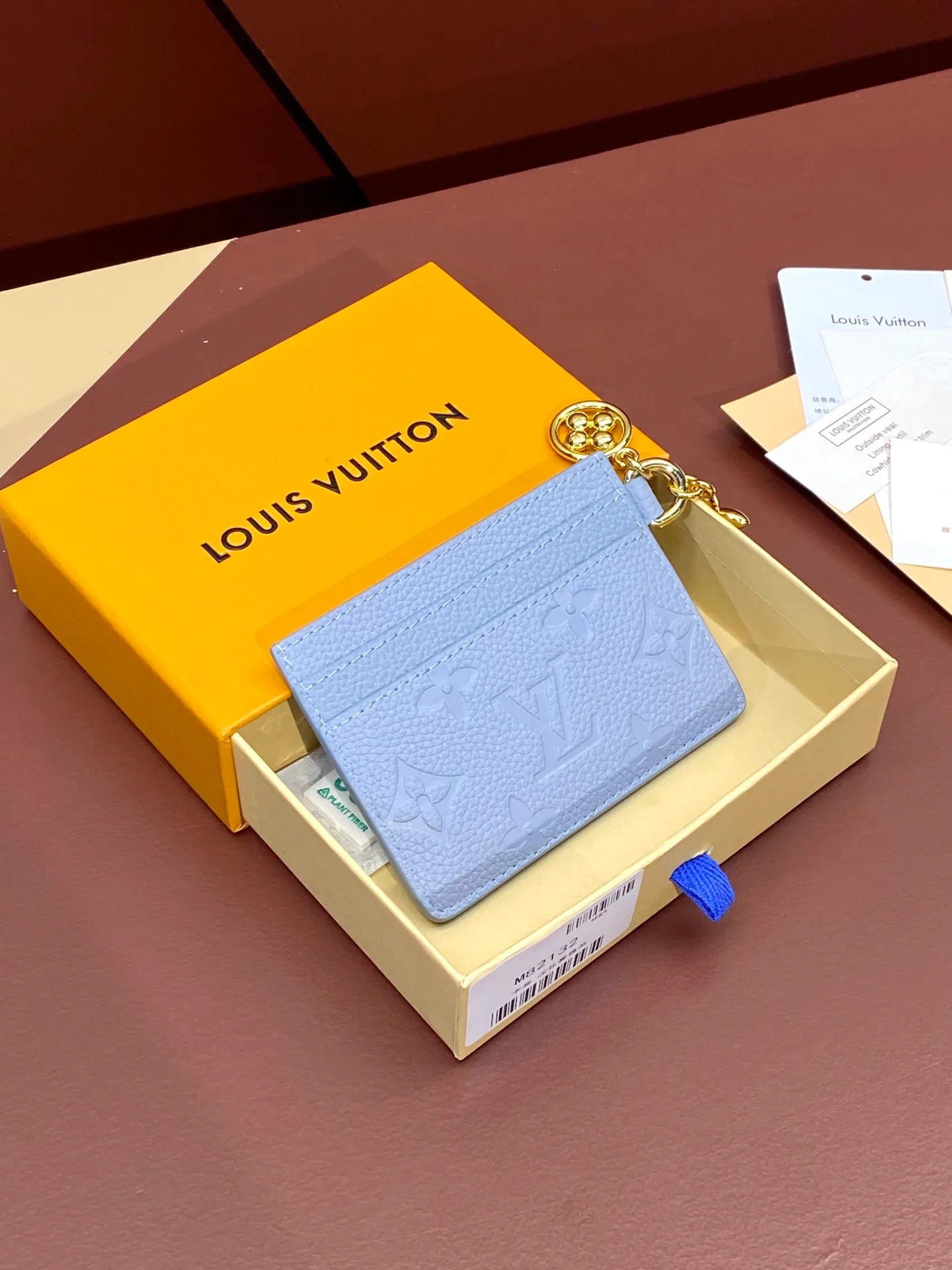 💰340 M82132 Haze Blue! [Pocket Card Holder Wallet] "Porto Cult LV Charm" made of Monogram Unplant leather. There are 2 card slots on each side and 1 large slot in the middle, for a total of 5 card slots, which is suitable for daily use. Decorated with 2 Monogram Flower pattern pendants, it adds an extremely feminine impression. Dimensions: 10.2 x 7.3 x 0.3 cm. .