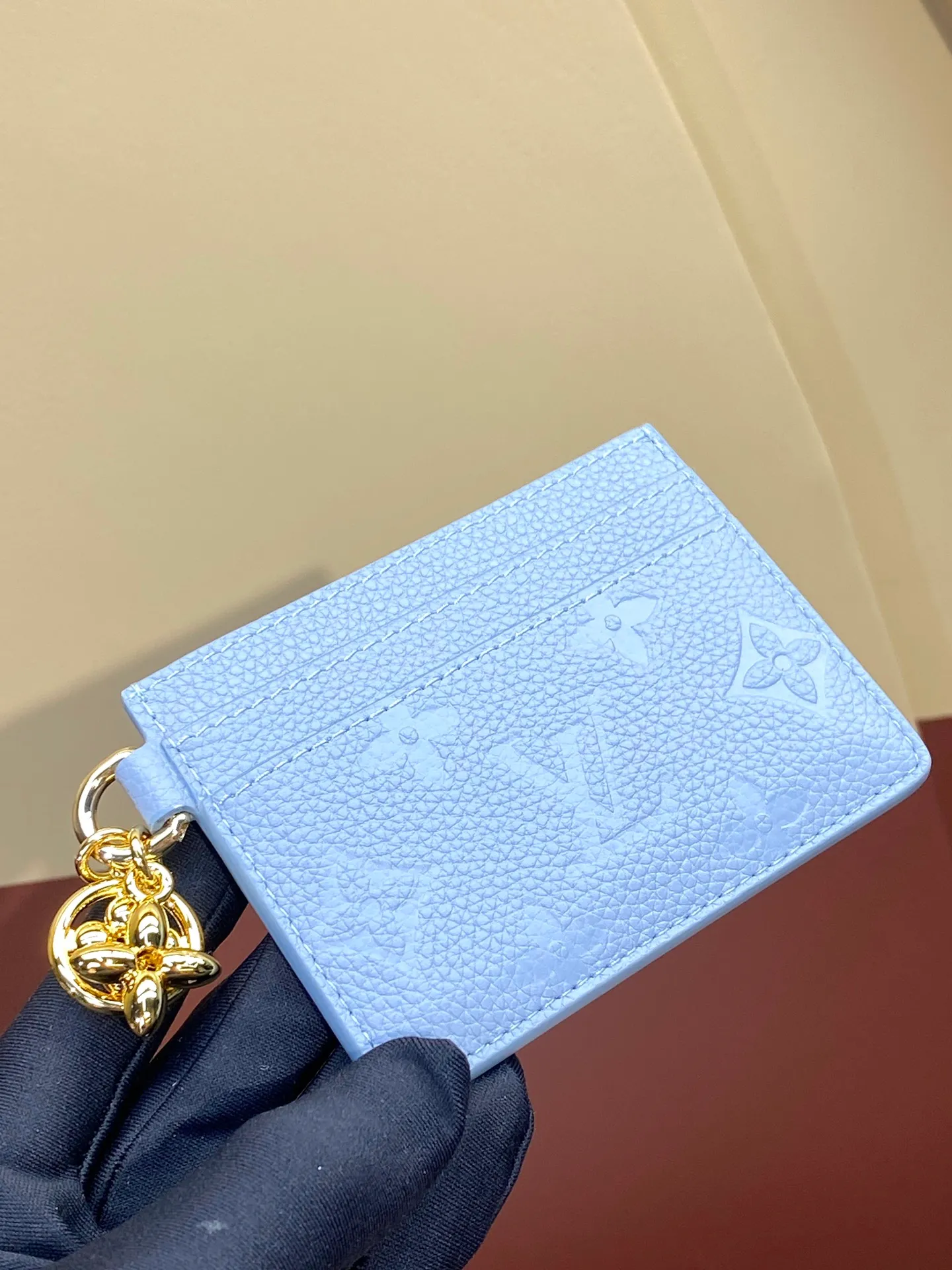 💰340 M82132 Haze Blue! [Pocket Card Holder Wallet] "Porto Cult LV Charm" made of Monogram Unplant leather. There are 2 card slots on each side and 1 large slot in the middle, for a total of 5 card slots, which is suitable for daily use. Decorated with 2 Monogram Flower pattern pendants, it adds an extremely feminine impression. Dimensions: 10.2 x 7.3 x 0.3 cm. .