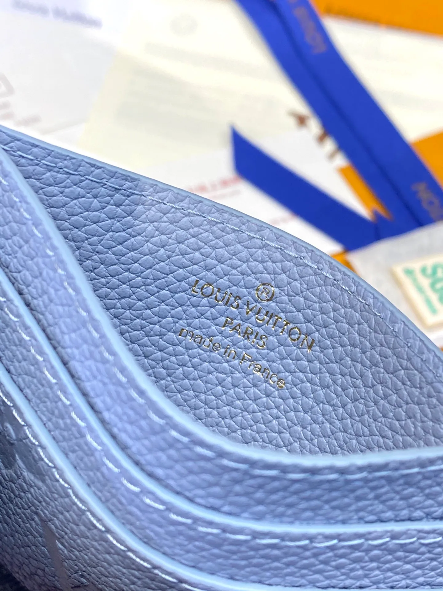 💰340 M82132 Haze Blue! [Pocket Card Holder Wallet] "Porto Cult LV Charm" made of Monogram Unplant leather. There are 2 card slots on each side and 1 large slot in the middle, for a total of 5 card slots, which is suitable for daily use. Decorated with 2 Monogram Flower pattern pendants, it adds an extremely feminine impression. Dimensions: 10.2 x 7.3 x 0.3 cm. .