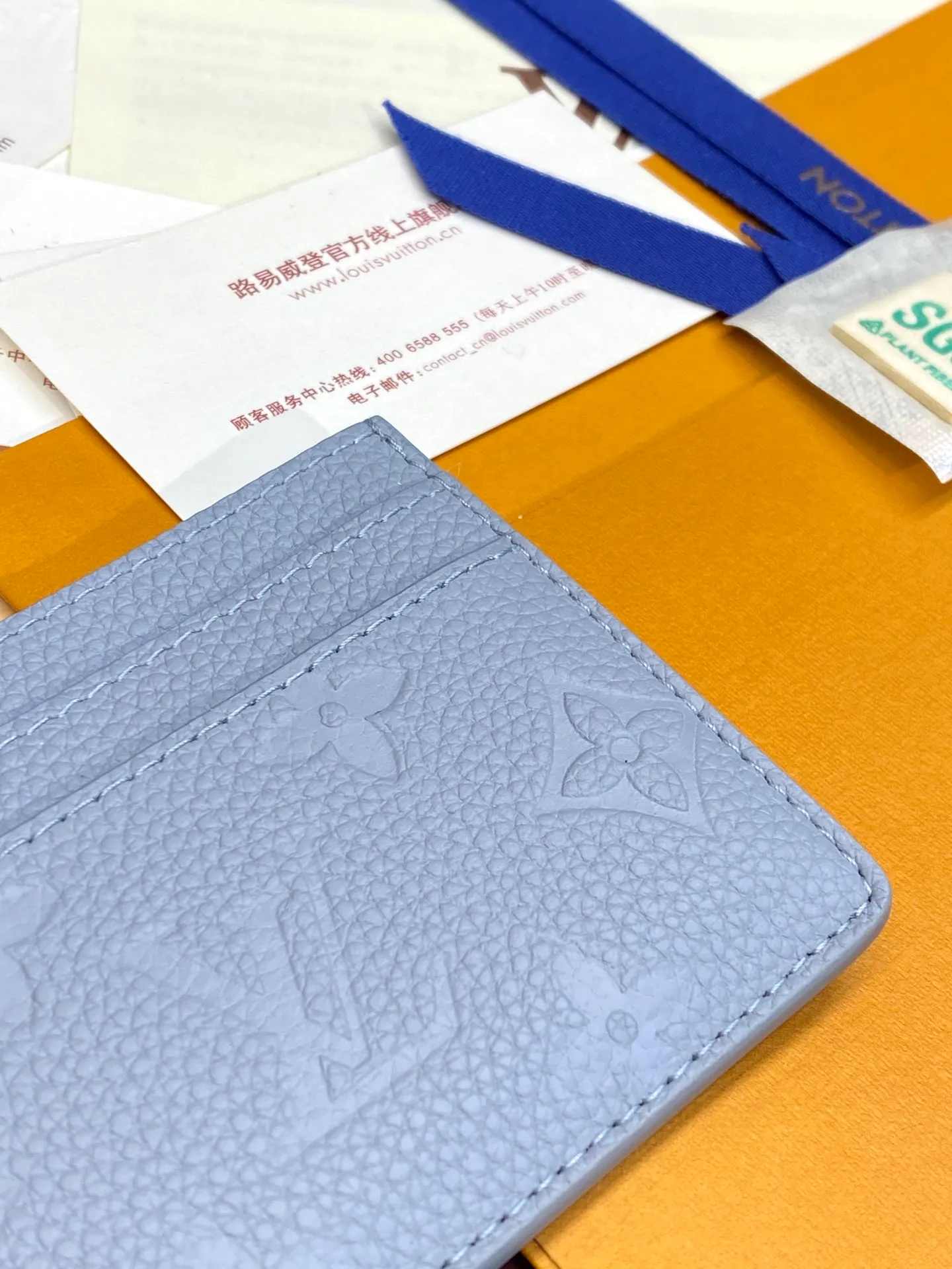 💰340 M82132 Haze Blue! [Pocket Card Holder Wallet] "Porto Cult LV Charm" made of Monogram Unplant leather. There are 2 card slots on each side and 1 large slot in the middle, for a total of 5 card slots, which is suitable for daily use. Decorated with 2 Monogram Flower pattern pendants, it adds an extremely feminine impression. Dimensions: 10.2 x 7.3 x 0.3 cm. .