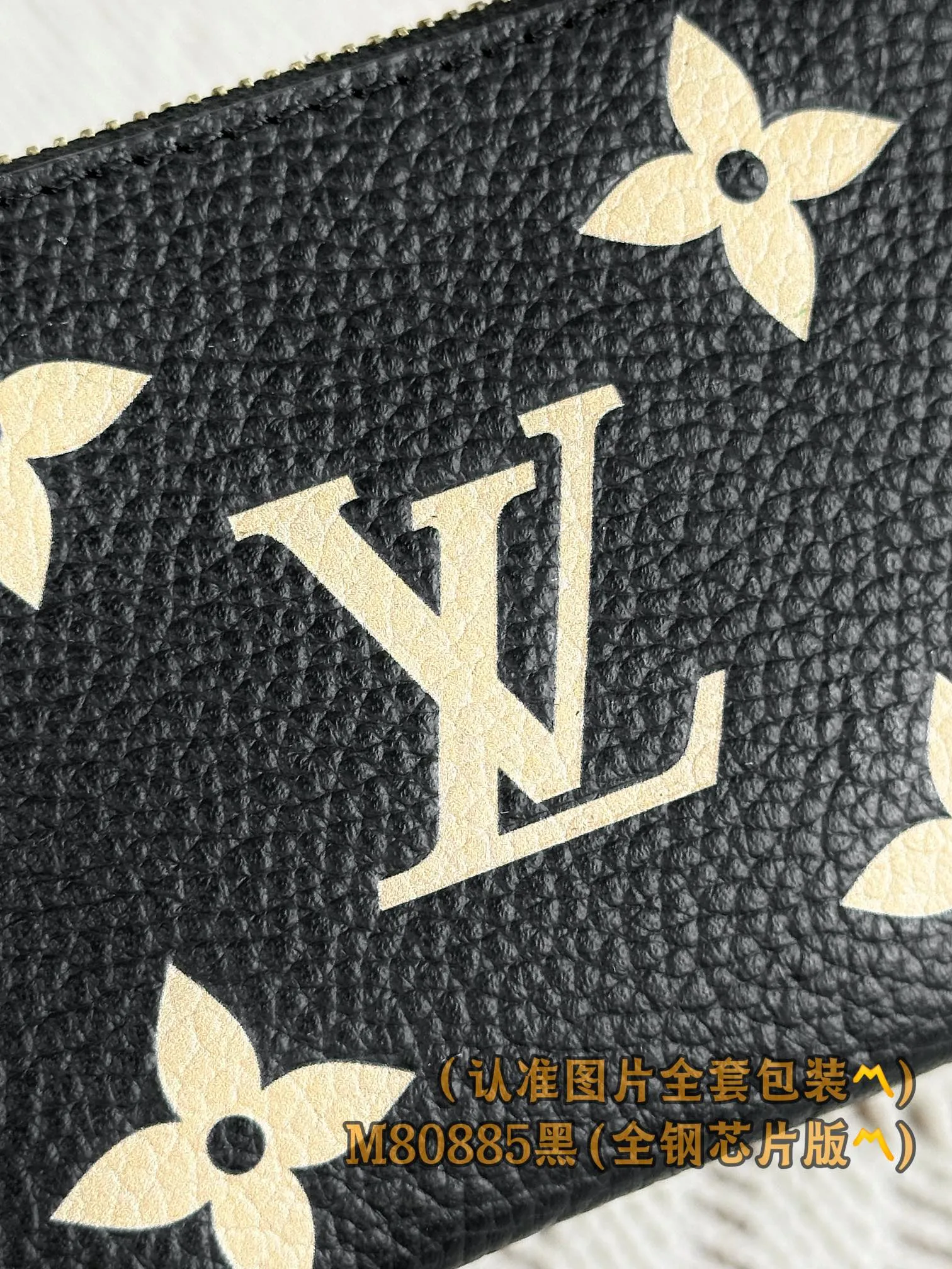 M80885 black silk screen! (〽️A grade all steel〽️) personalized customized version! Key Coin, this key coin purse is made of two-tone Monogram Empreinte leather. Its elegant and practical design features a secure zipper closure. It can store keys and other small items such as change, cards or lipstick. It can be hung on a handbag or belt, or can be hung on the D-ring buckle of other Louis Vuitton handbags.  12 x 7 x 1.5 cm (length x height x width). Special grade 290