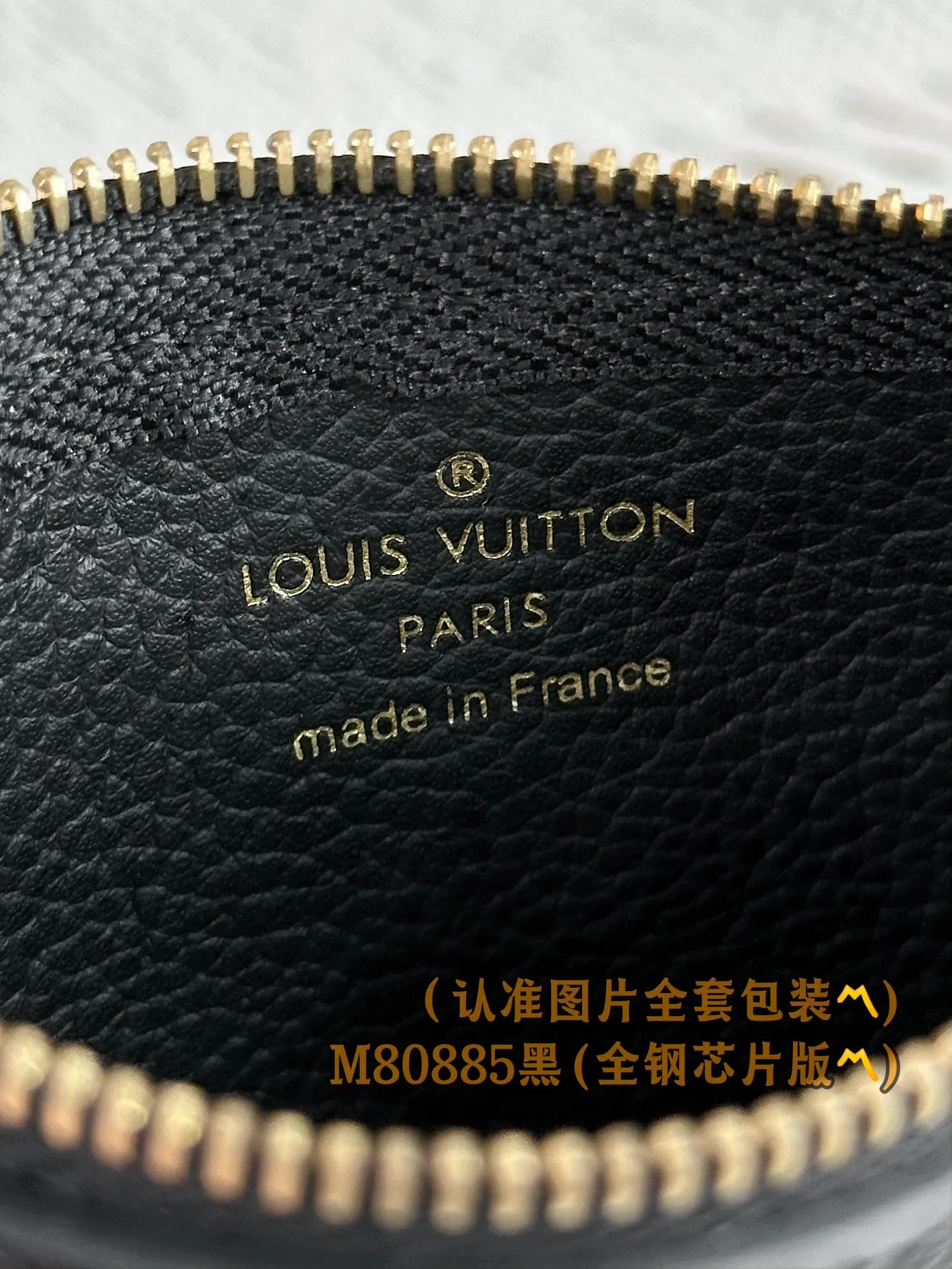 M80885 black silk screen! (〽️A grade all steel〽️) personalized customized version! Key Coin, this key coin purse is made of two-tone Monogram Empreinte leather. Its elegant and practical design features a secure zipper closure. It can store keys and other small items such as change, cards or lipstick. It can be hung on a handbag or belt, or can be hung on the D-ring buckle of other Louis Vuitton handbags.  12 x 7 x 1.5 cm (length x height x width). Special grade 290