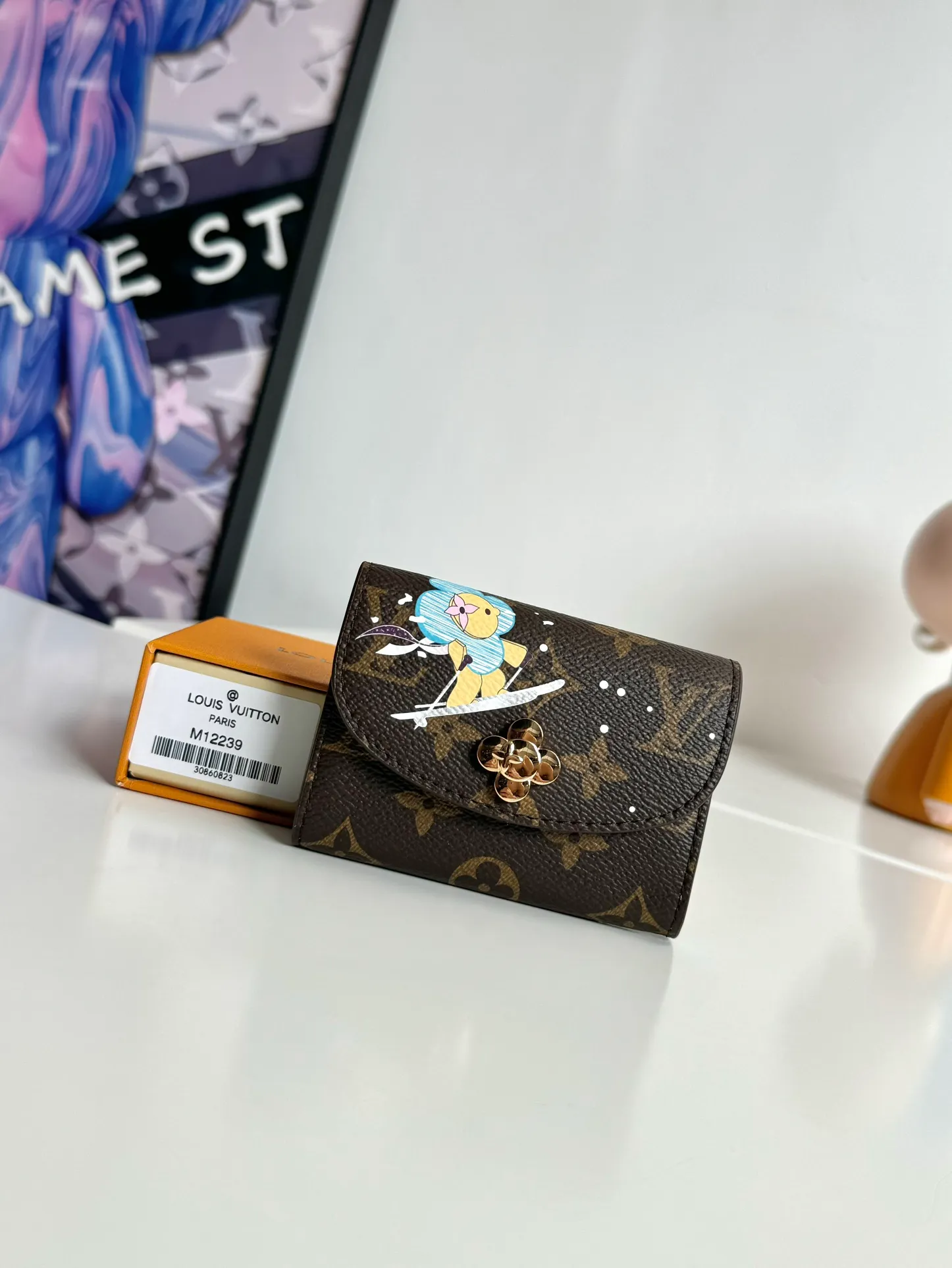 P340🇫🇷Exclusive real shot of overseas original single M12239! This Rosalie coin purse appears in the Candy Factory series in classic Monogram canvas. It places the brand mascot in the heart-shaped candy cane pattern, making it an exquisite gift for Vivienne fans. Open the Vivienne-shaped snap button to reveal multiple pockets to securely store change, banknotes and cards. Size: 11×8×2.5cm