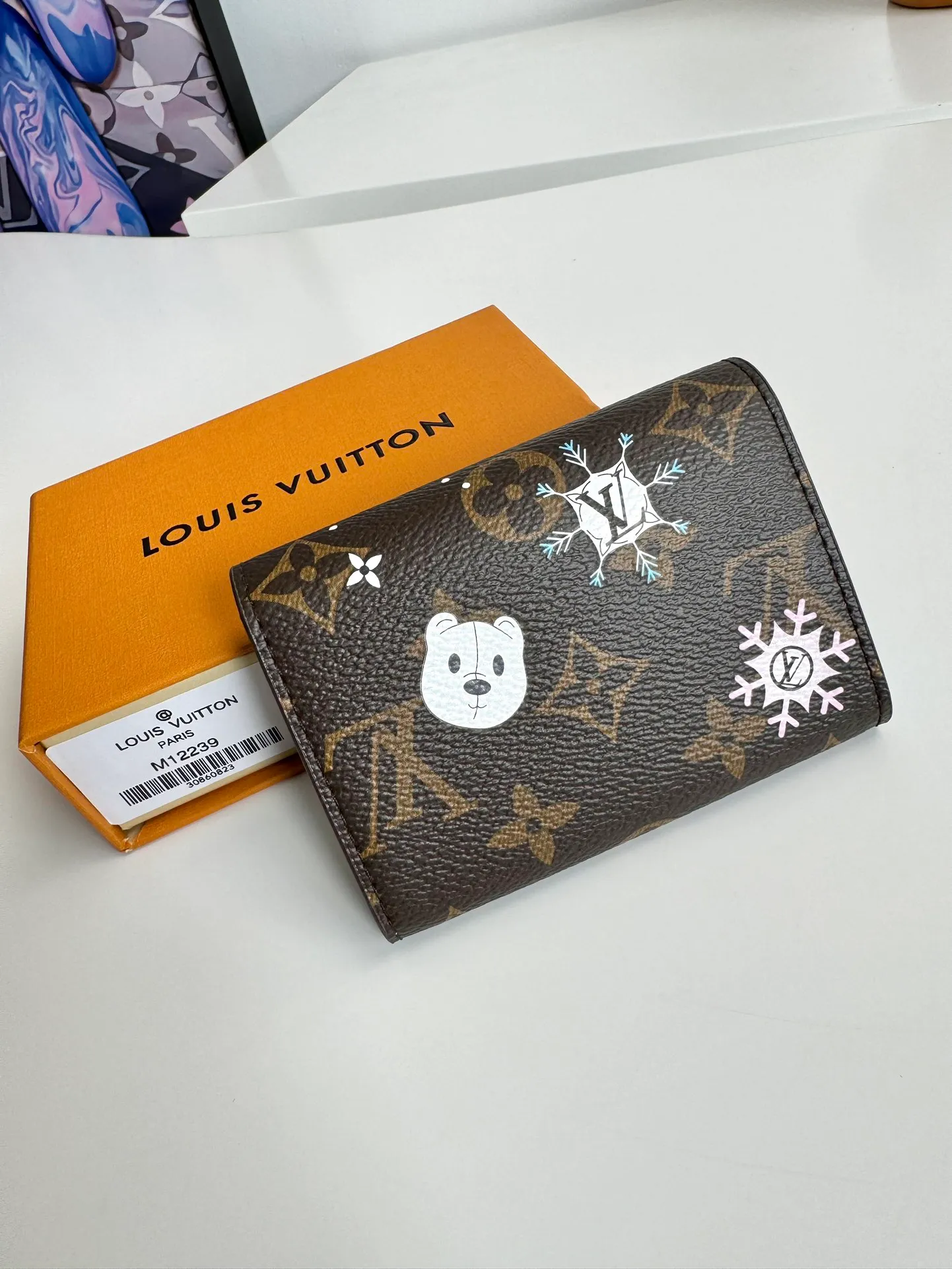 P340🇫🇷Exclusive real shot of overseas original single M12239! This Rosalie coin purse appears in the Candy Factory series in classic Monogram canvas. It places the brand mascot in the heart-shaped candy cane pattern, making it an exquisite gift for Vivienne fans. Open the Vivienne-shaped snap button to reveal multiple pockets to securely store change, banknotes and cards. Size: 11×8×2.5cm