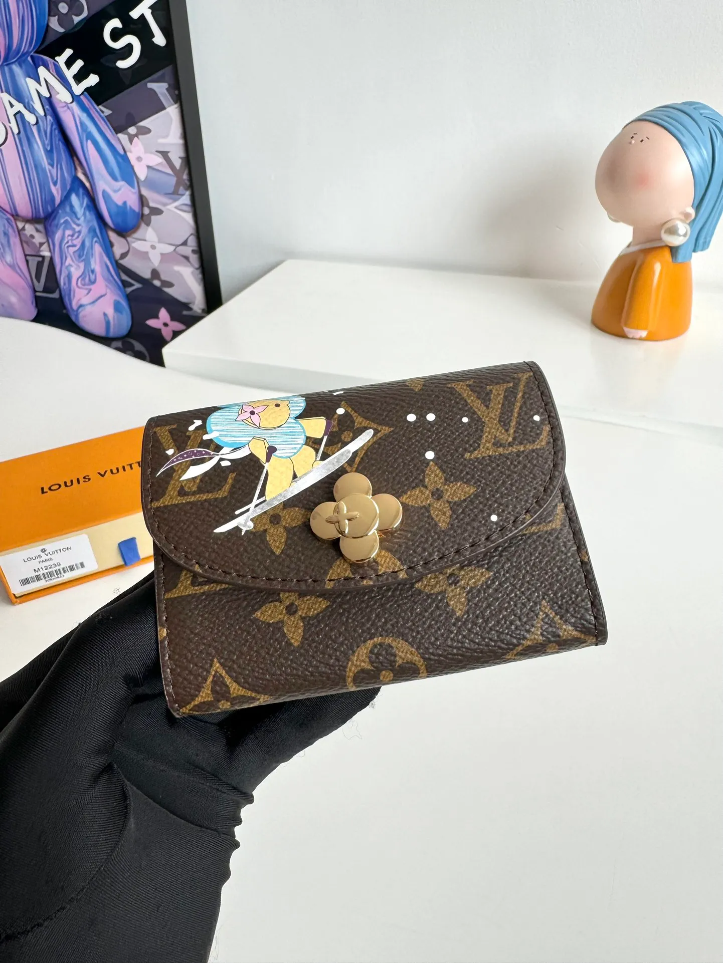 P340🇫🇷Exclusive real shot of overseas original single M12239! This Rosalie coin purse appears in the Candy Factory series in classic Monogram canvas. It places the brand mascot in the heart-shaped candy cane pattern, making it an exquisite gift for Vivienne fans. Open the Vivienne-shaped snap button to reveal multiple pockets to securely store change, banknotes and cards. Size: 11×8×2.5cm